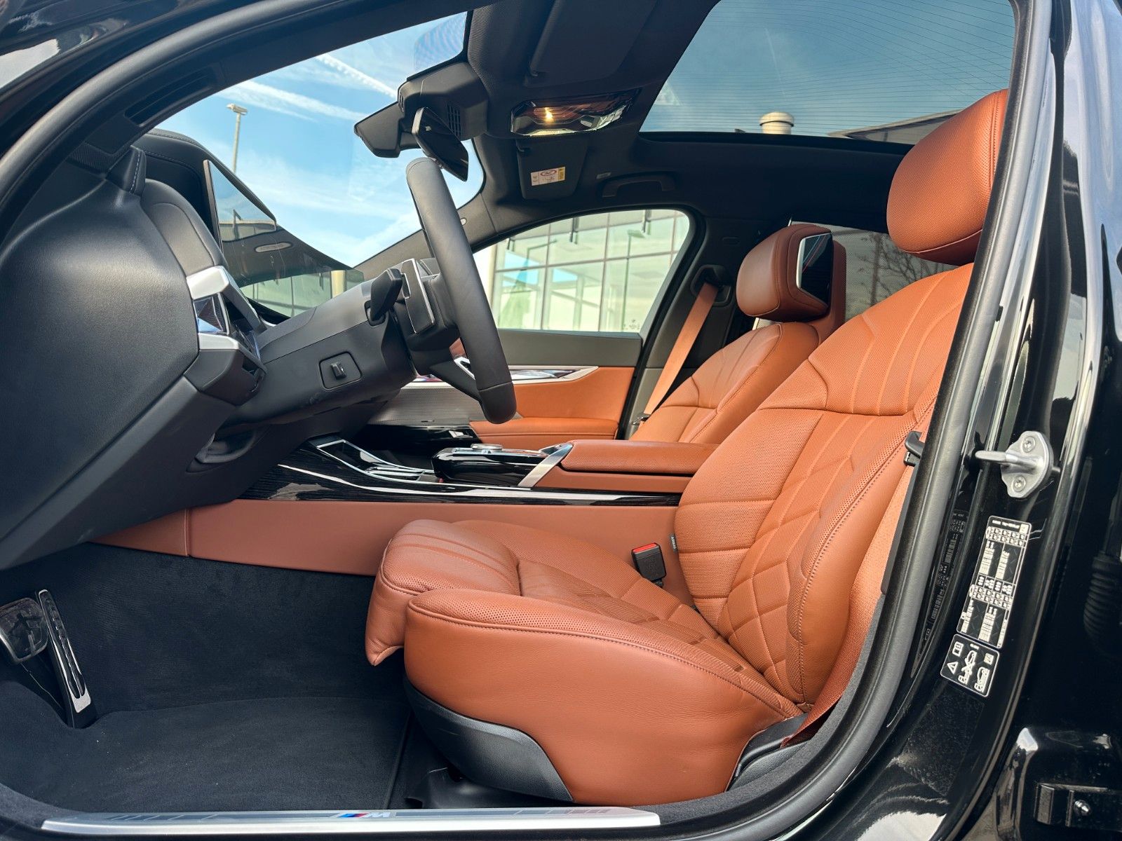 Fahrzeugabbildung BMW 740d xDrive MSport ACC,HUD,SKYL,B&W,SOFTCL,LUFT