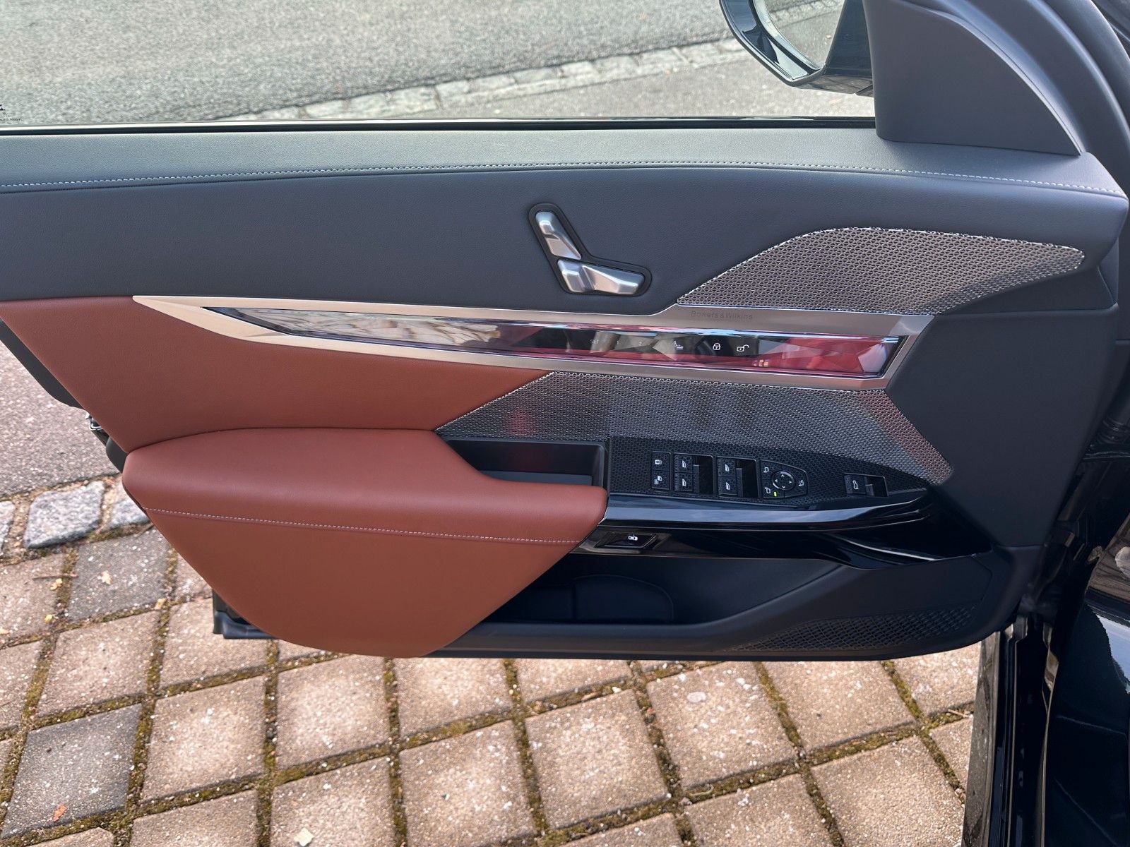 Fahrzeugabbildung BMW 740d xDrive MSport ACC,HUD,SKYL,B&W,SOFTCL,LUFT