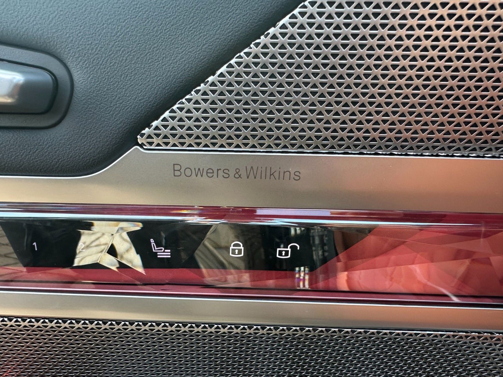 Fahrzeugabbildung BMW 740d xDrive MSport ACC,HUD,SKYL,B&W,SOFTCL,LUFT