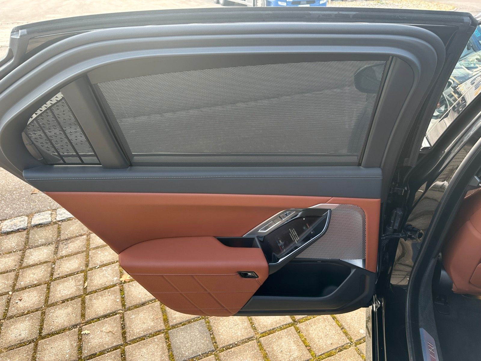 Fahrzeugabbildung BMW 740d xDrive MSport ACC,HUD,SKYL,B&W,SOFTCL,LUFT