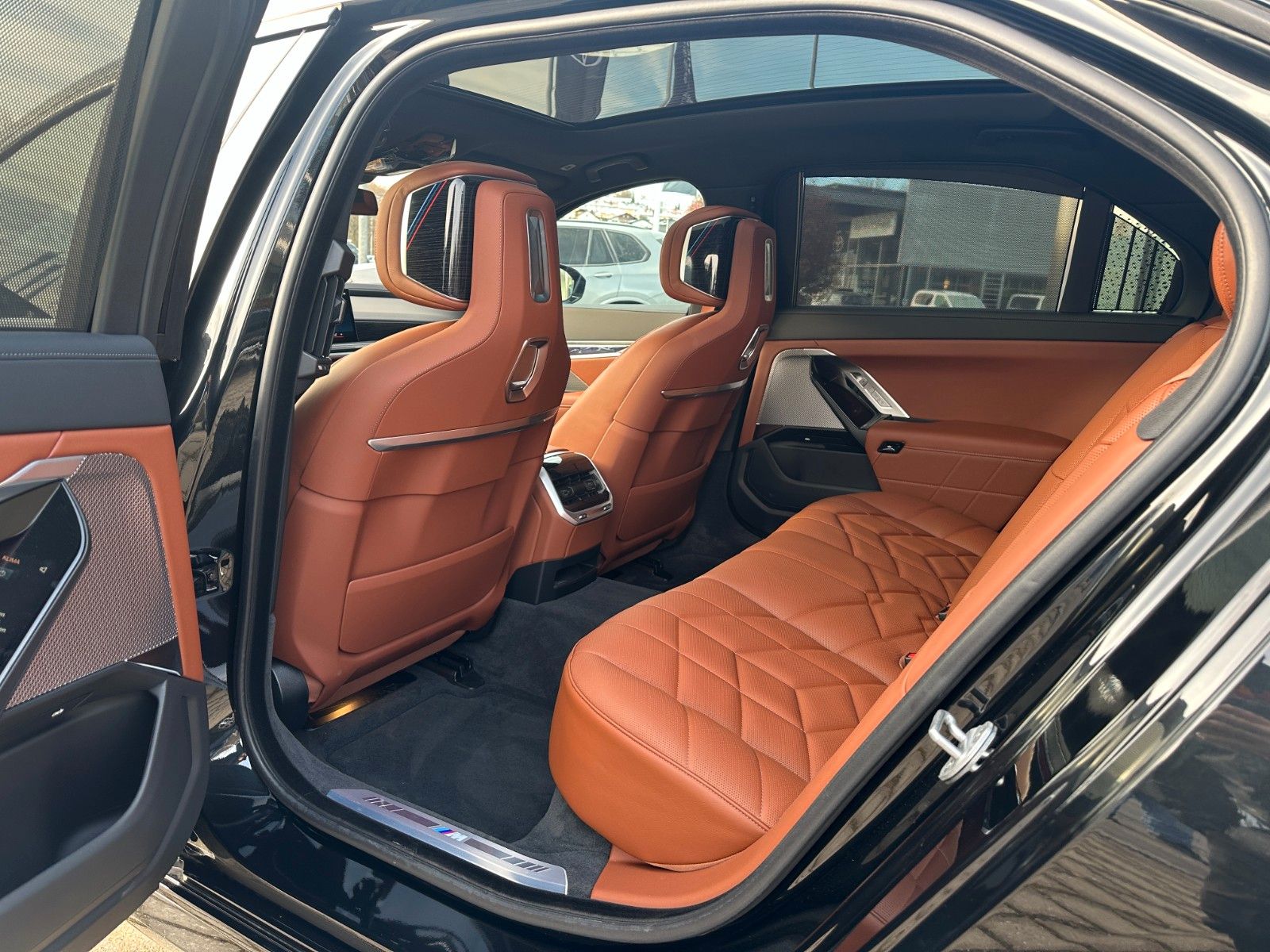 Fahrzeugabbildung BMW 740d xDrive MSport ACC,HUD,SKYL,B&W,SOFTCL,LUFT