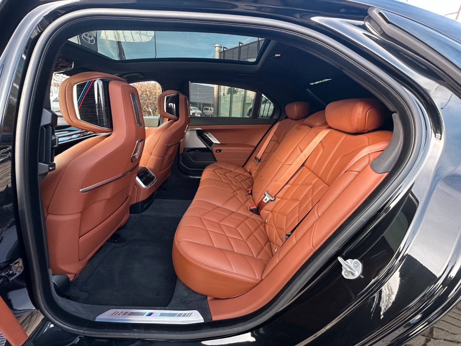 Fahrzeugabbildung BMW 740d xDrive MSport ACC,HUD,SKYL,B&W,SOFTCL,LUFT