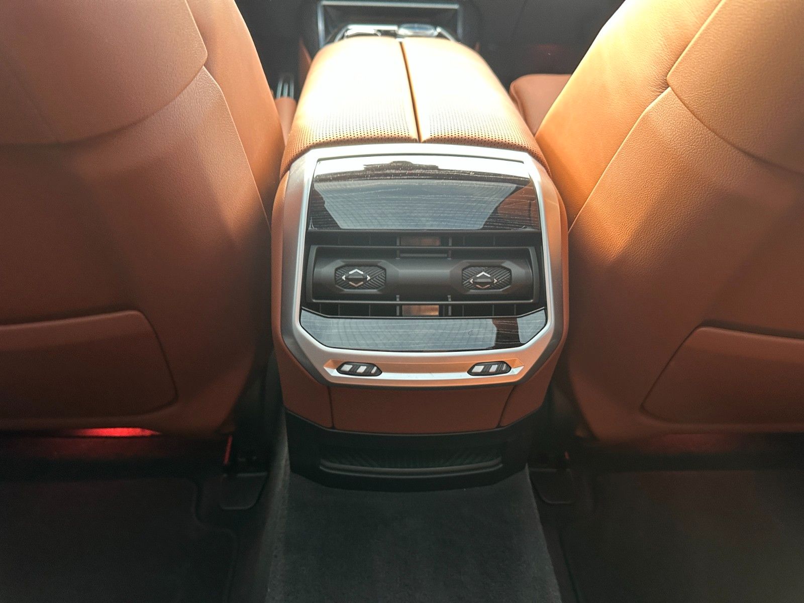 Fahrzeugabbildung BMW 740d xDrive MSport ACC,HUD,SKYL,B&W,SOFTCL,LUFT