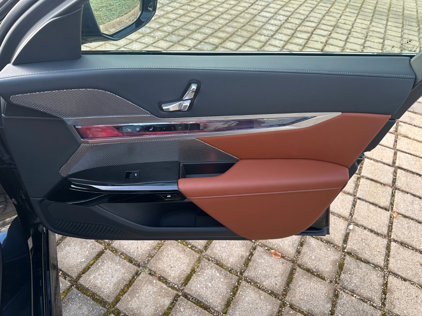 Fahrzeugabbildung BMW 740d xDrive MSport ACC,HUD,SKYL,B&W,SOFTCL,LUFT