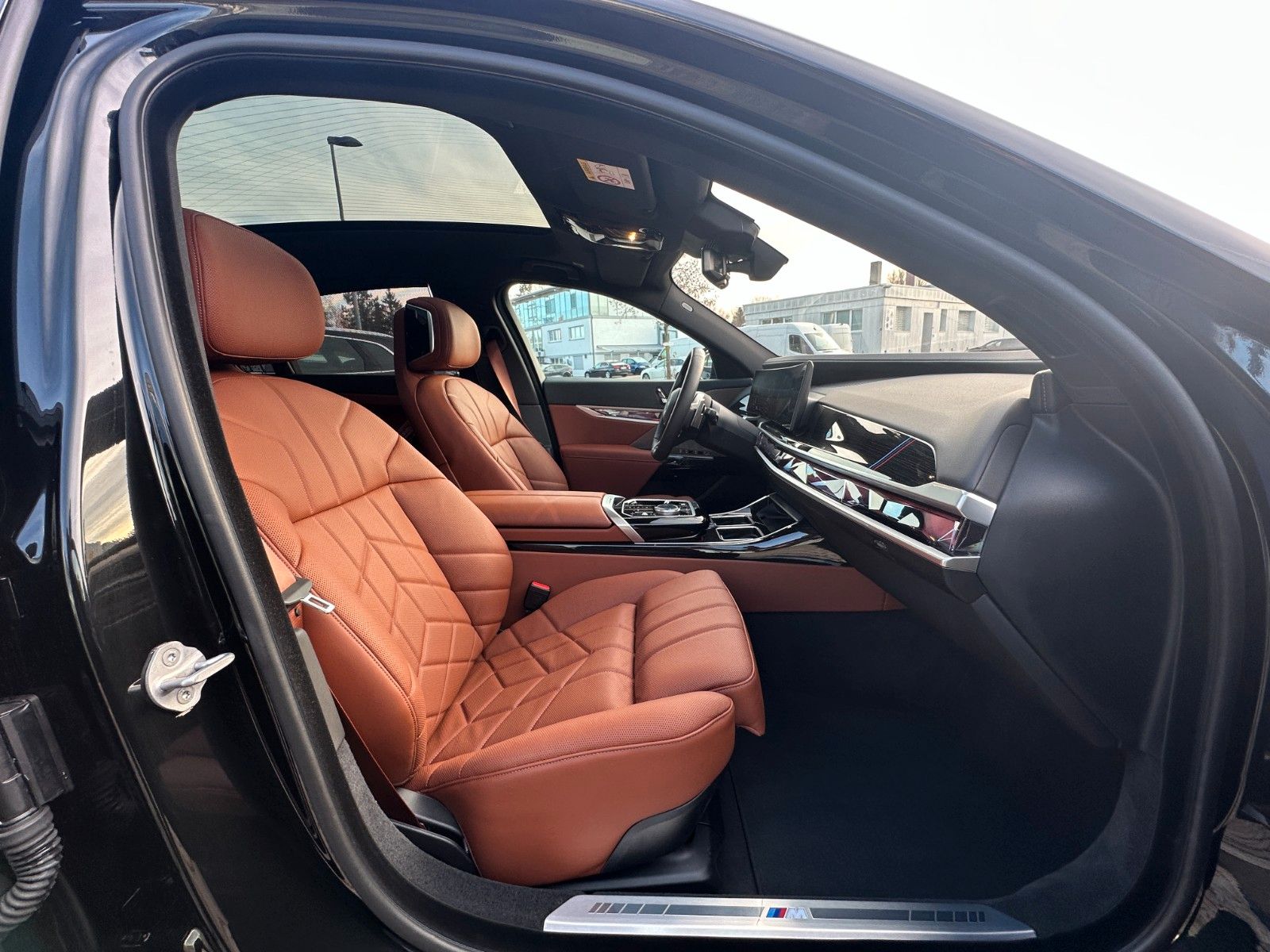 Fahrzeugabbildung BMW 740d xDrive MSport ACC,HUD,SKYL,B&W,SOFTCL,LUFT