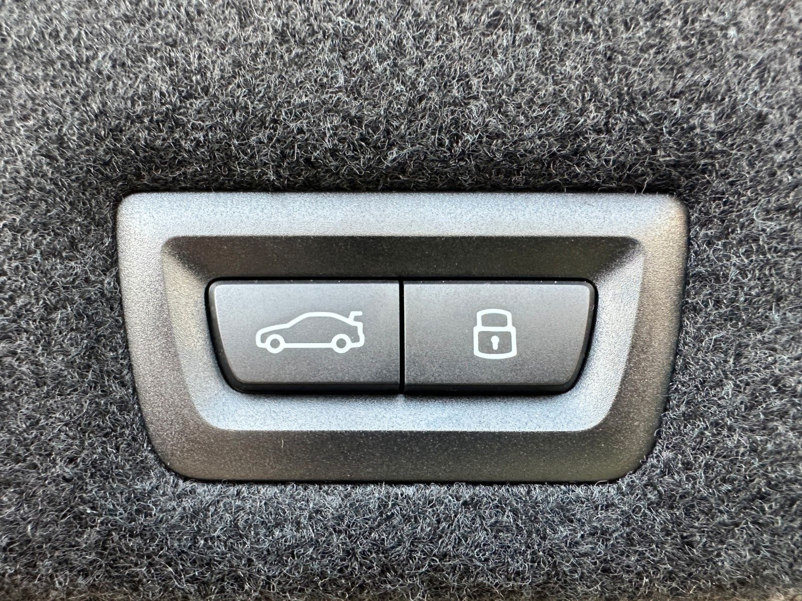 Fahrzeugabbildung BMW 740d xDrive MSport ACC,HUD,SKYL,B&W,SOFTCL,LUFT