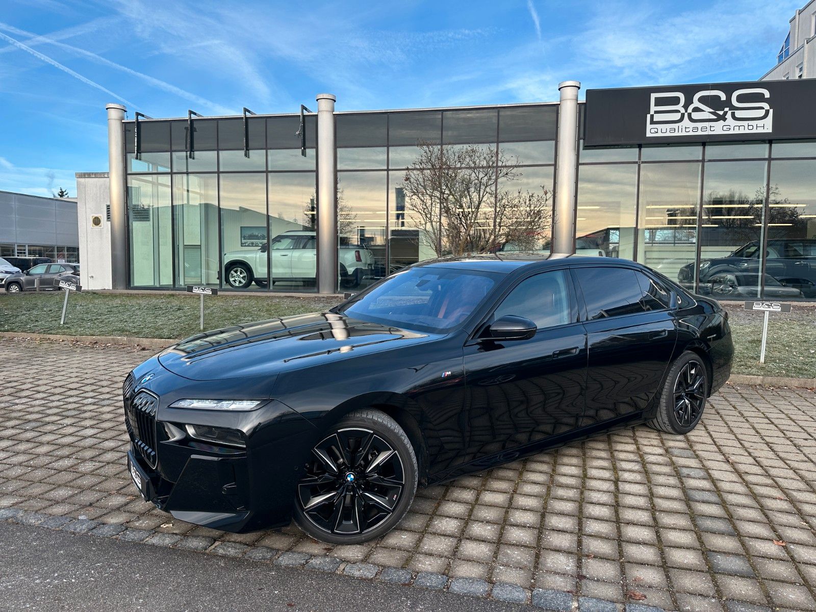 Fahrzeugabbildung BMW 740d xDrive MSport ACC,HUD,SKYL,B&W,SOFTCL,LUFT