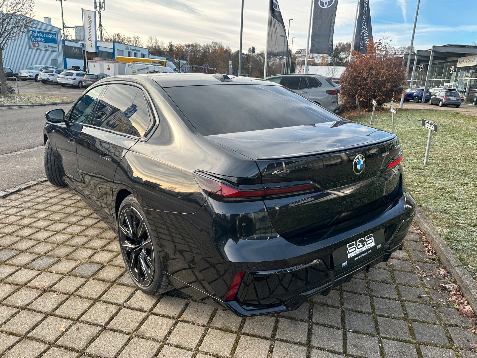 Fahrzeugabbildung BMW 740d xDrive MSport ACC,HUD,SKYL,B&W,SOFTCL,LUFT