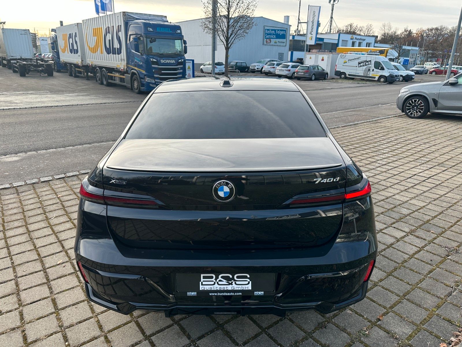 Fahrzeugabbildung BMW 740d xDrive MSport ACC,HUD,SKYL,B&W,SOFTCL,LUFT