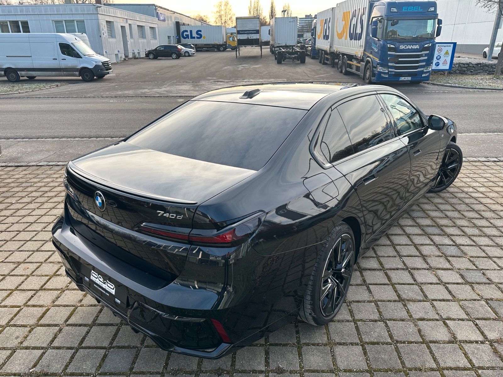 Fahrzeugabbildung BMW 740d xDrive MSport ACC,HUD,SKYL,B&W,SOFTCL,LUFT