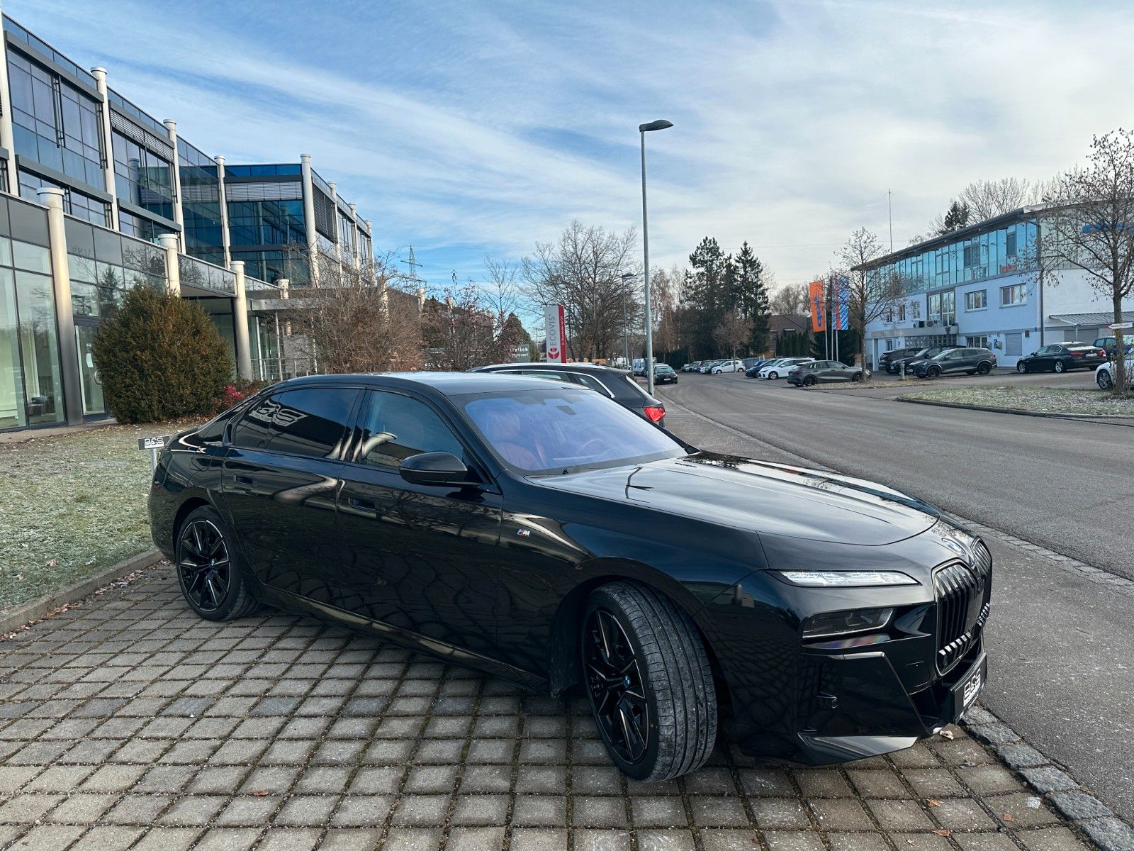 Fahrzeugabbildung BMW 740d xDrive MSport ACC,HUD,SKYL,B&W,SOFTCL,LUFT