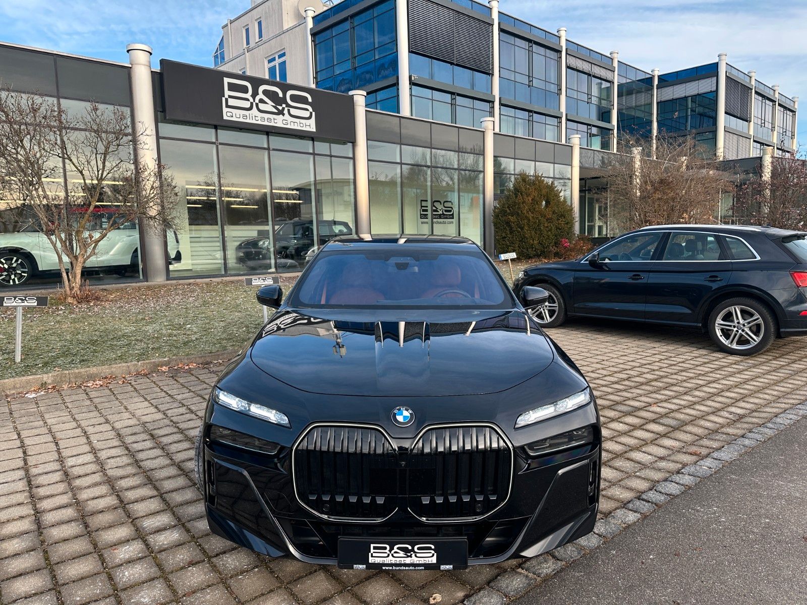 Fahrzeugabbildung BMW 740d xDrive MSport ACC,HUD,SKYL,B&W,SOFTCL,LUFT