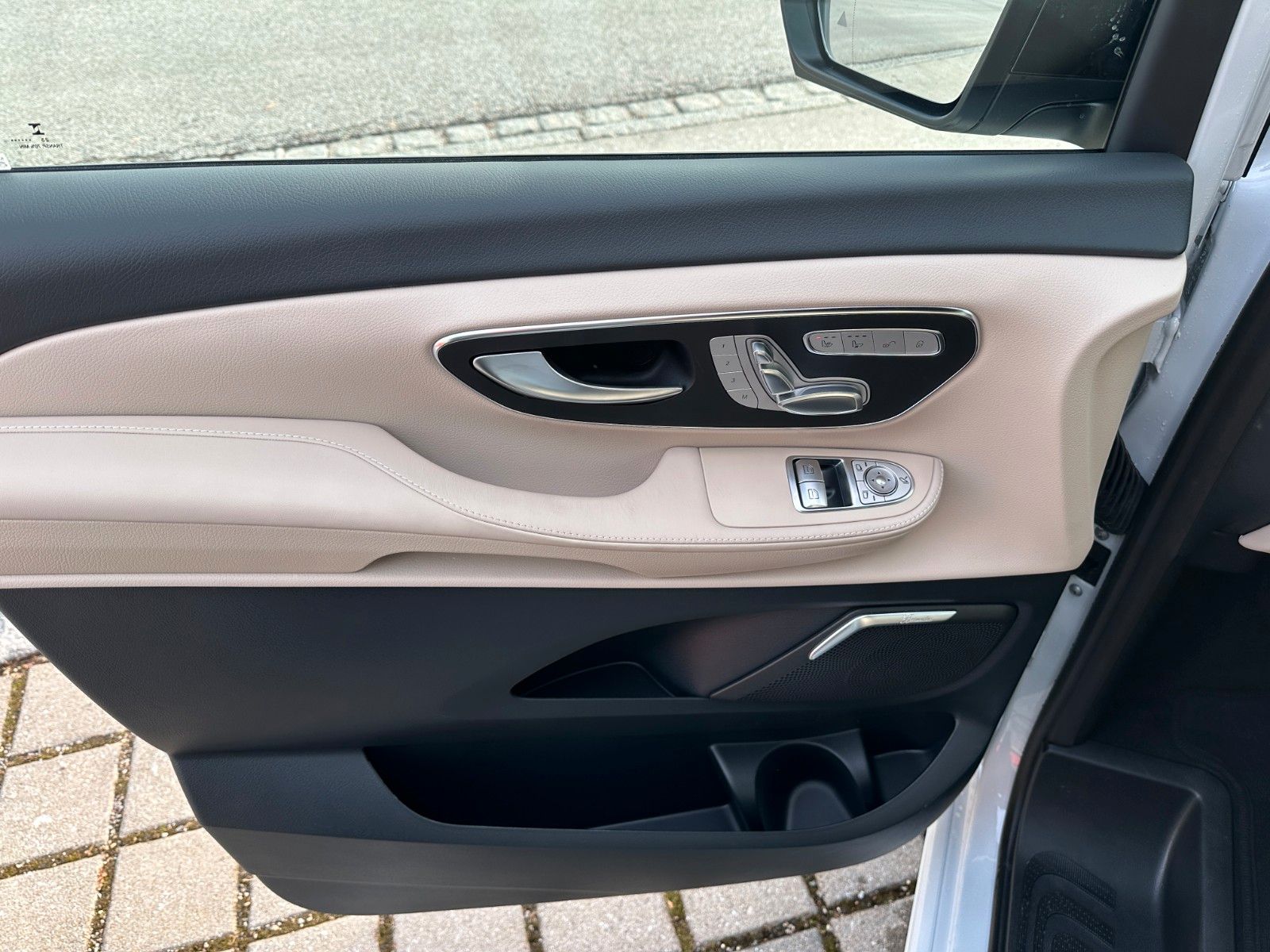 Fahrzeugabbildung Mercedes-Benz V 300 d 4MATIC EXCLUSIVE extralang DISTR,BURM,..