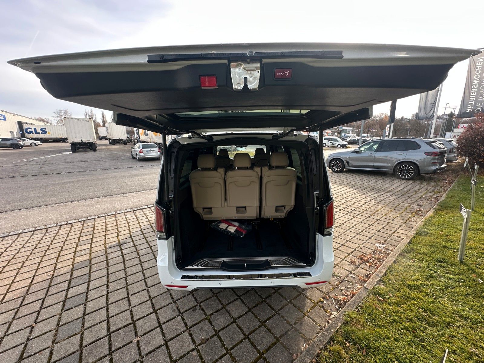 Fahrzeugabbildung Mercedes-Benz V 300 d 4MATIC EXCLUSIVE extralang DISTR,BURM,..