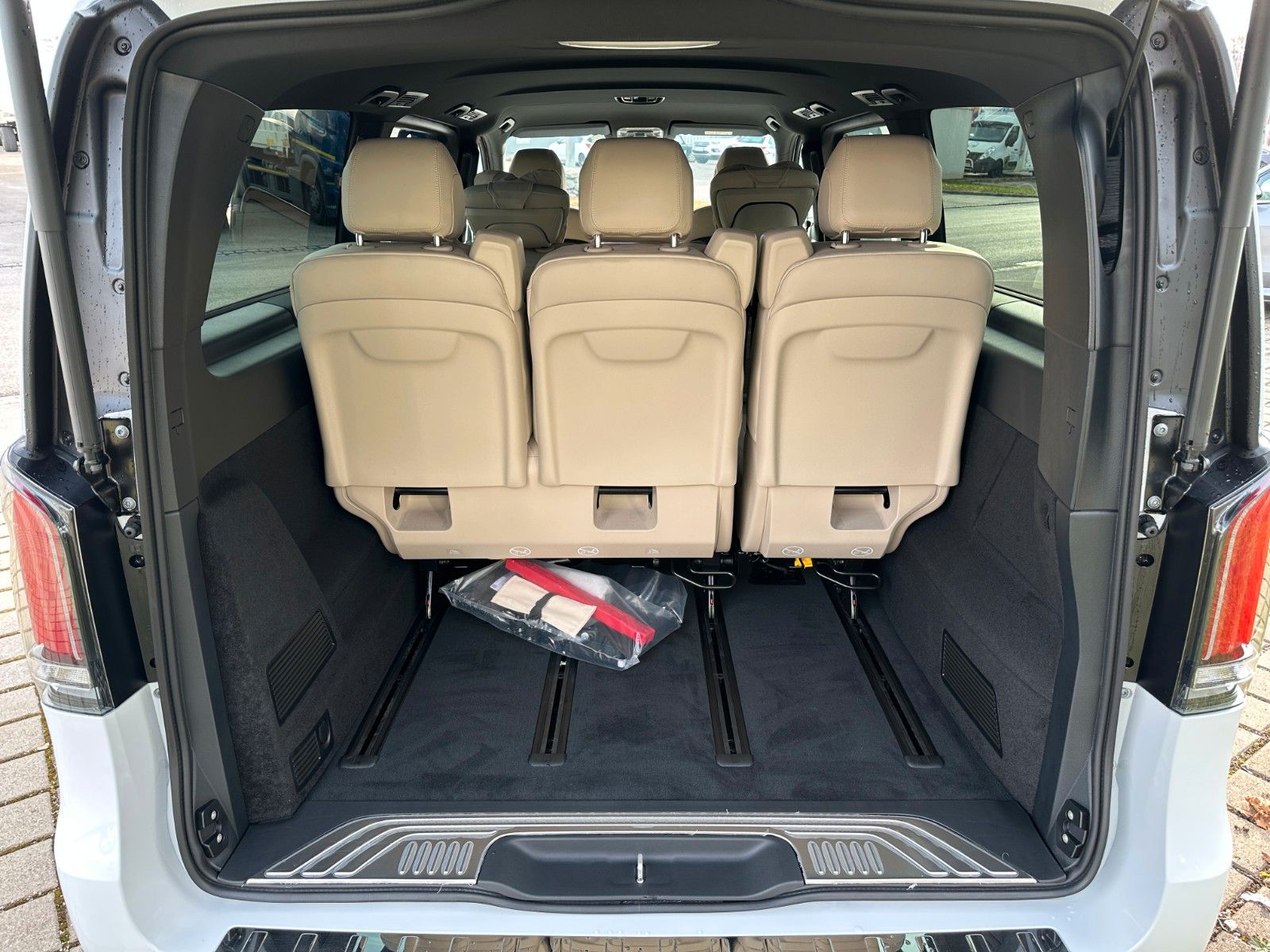 Fahrzeugabbildung Mercedes-Benz V 300 d 4MATIC EXCLUSIVE extralang DISTR,BURM,..