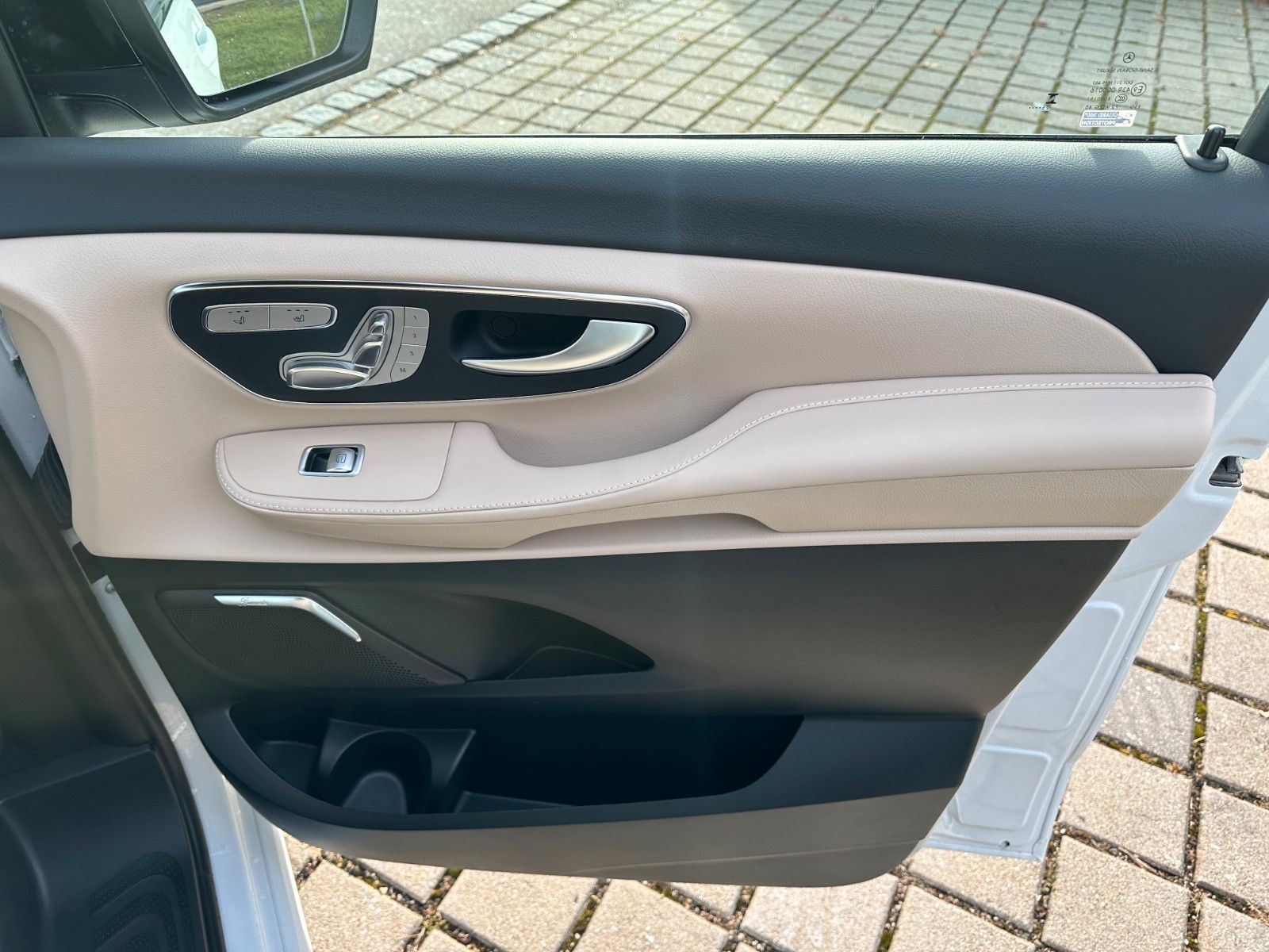 Fahrzeugabbildung Mercedes-Benz V 300 d 4MATIC EXCLUSIVE extralang DISTR,BURM,..