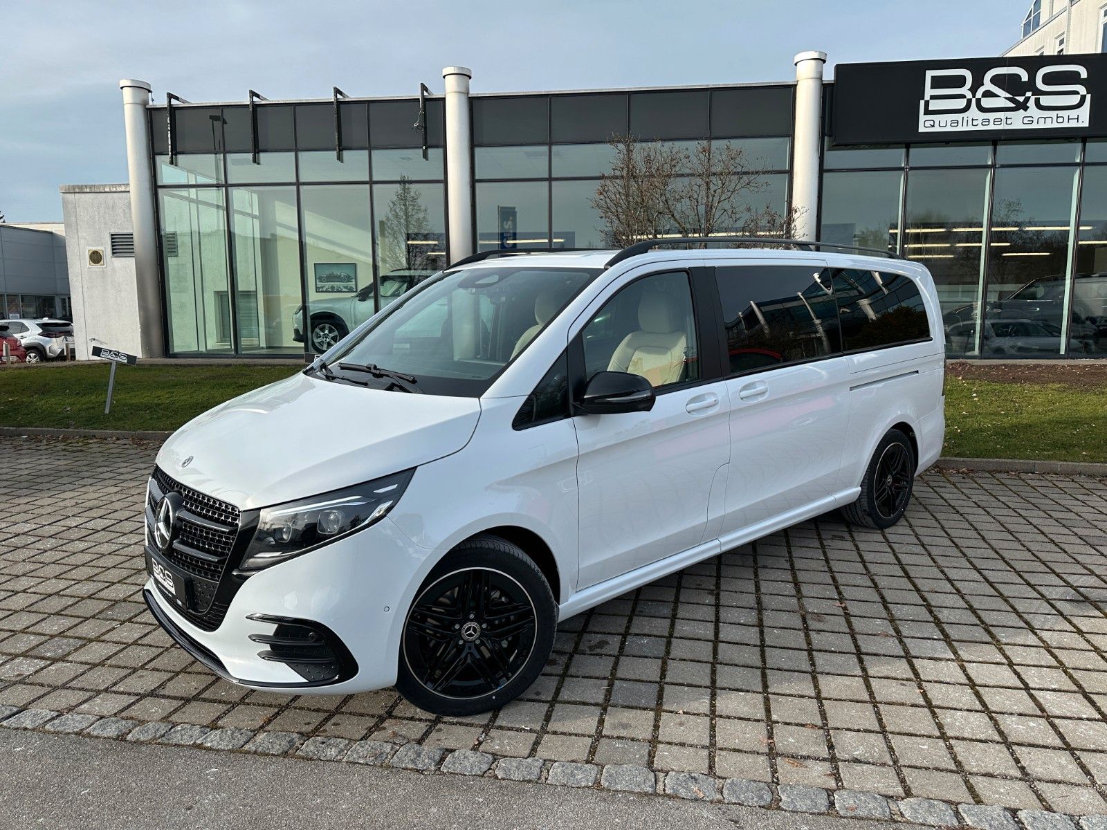 Fahrzeugabbildung Mercedes-Benz V 300 d 4MATIC EXCLUSIVE extralang DISTR,BURM,..