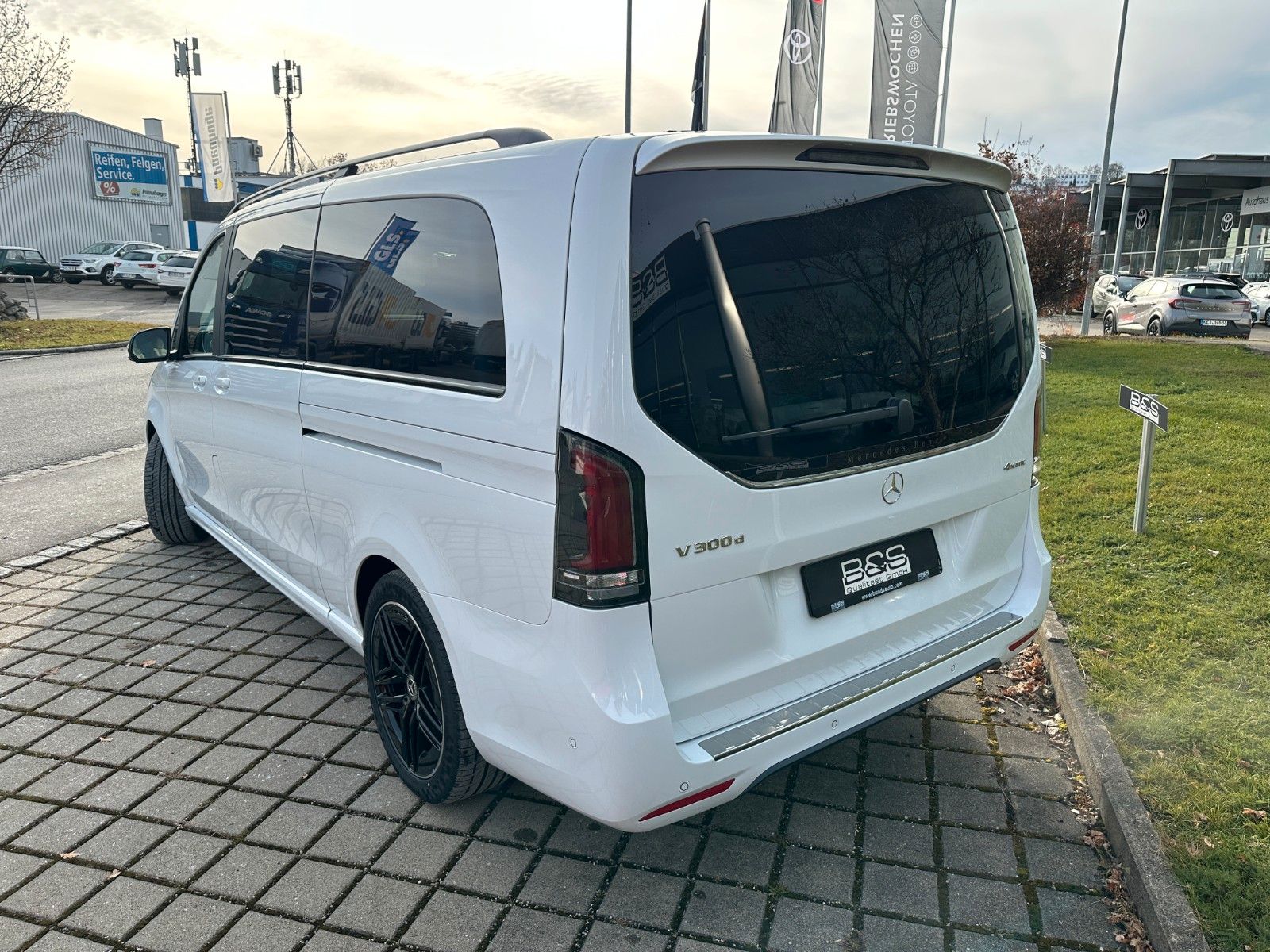 Fahrzeugabbildung Mercedes-Benz V 300 d 4MATIC EXCLUSIVE extralang DISTR,BURM,..