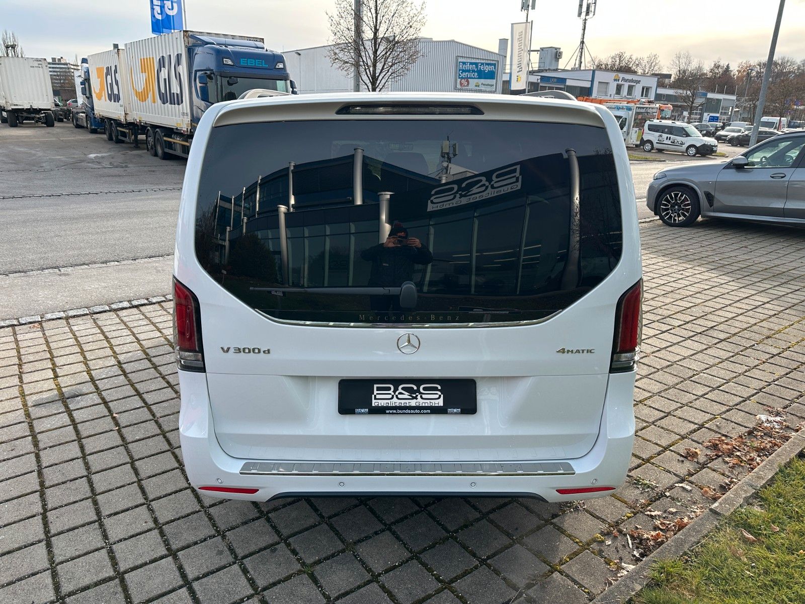 Fahrzeugabbildung Mercedes-Benz V 300 d 4MATIC EXCLUSIVE extralang DISTR,BURM,..