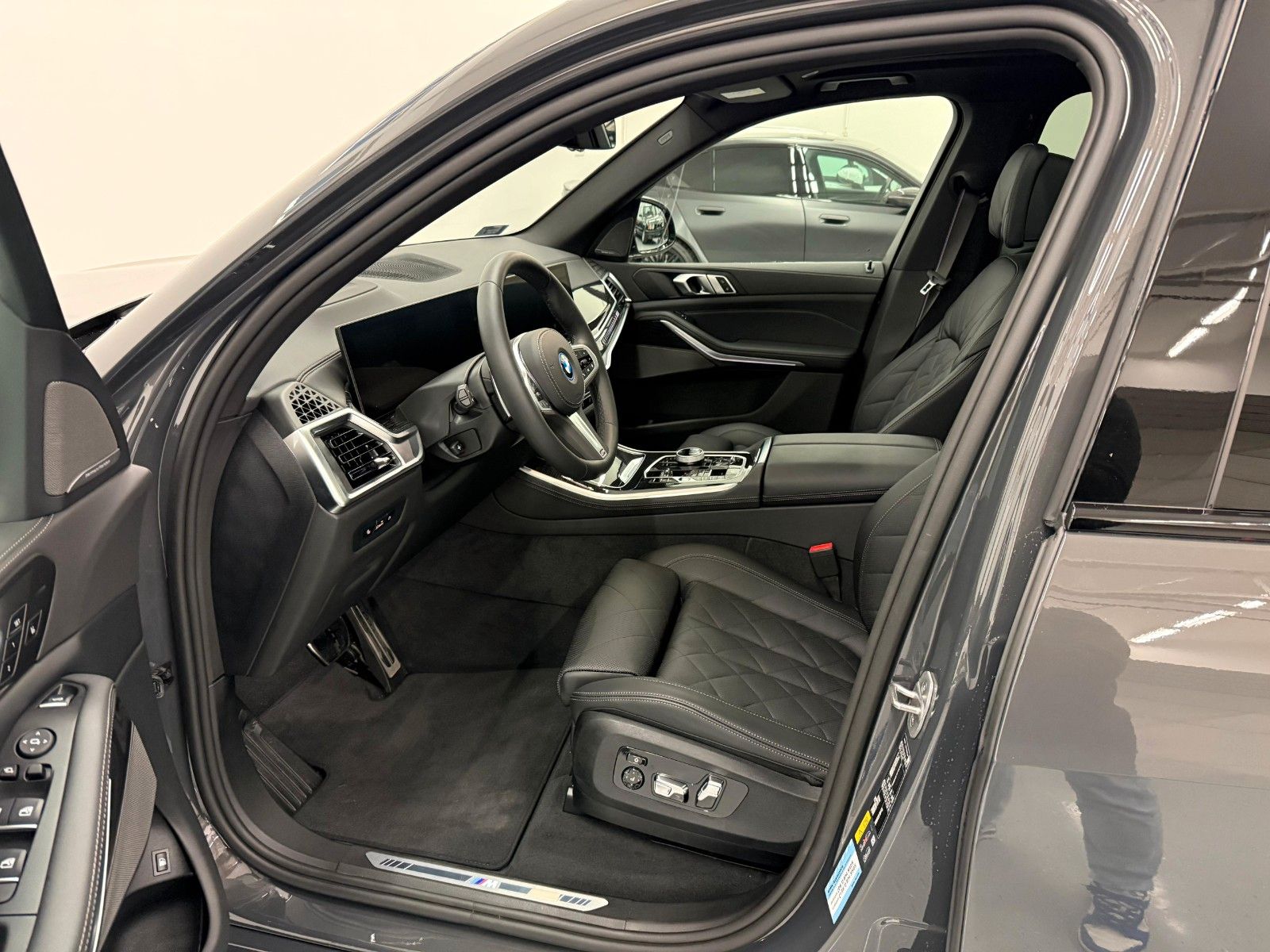 Fahrzeugabbildung BMW X5 50e xDrive MSport ACC,HUD,PANO,HARMAN,LUFT,..