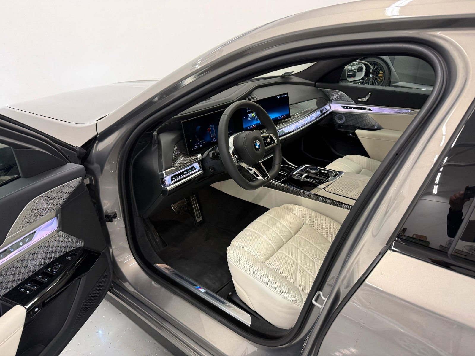 Fahrzeugabbildung BMW 740d xDrive MSport ACC,HUD,SKYL,B&W,TV,LUFT,Usw