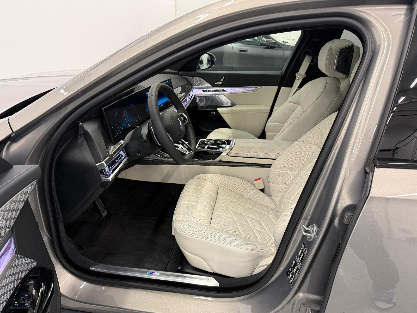 Fahrzeugabbildung BMW 740d xDrive MSport ACC,HUD,SKYL,B&W,TV,LUFT,Usw