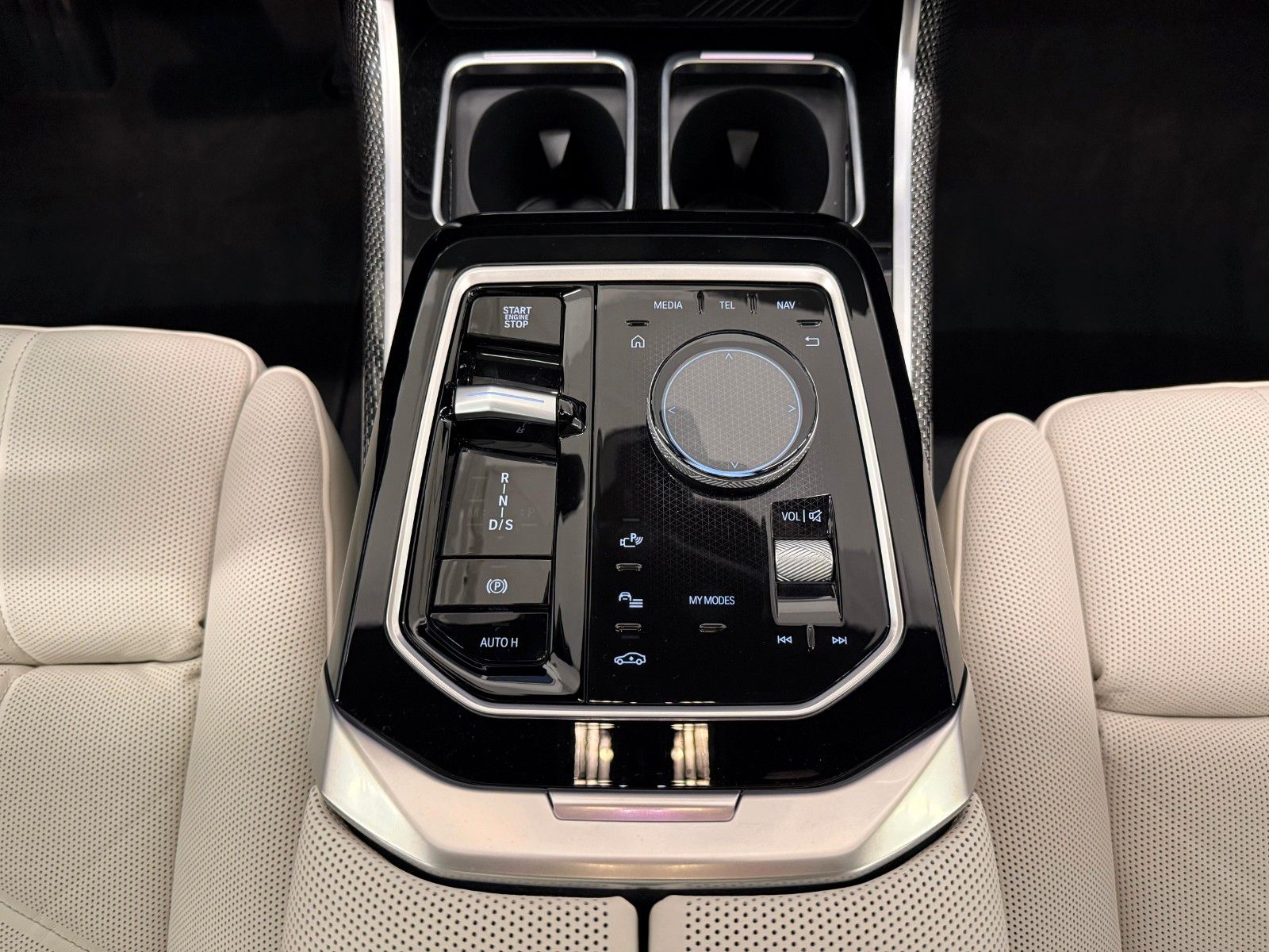 Fahrzeugabbildung BMW 740d xDrive MSport ACC,HUD,SKYL,B&W,TV,LUFT,Usw