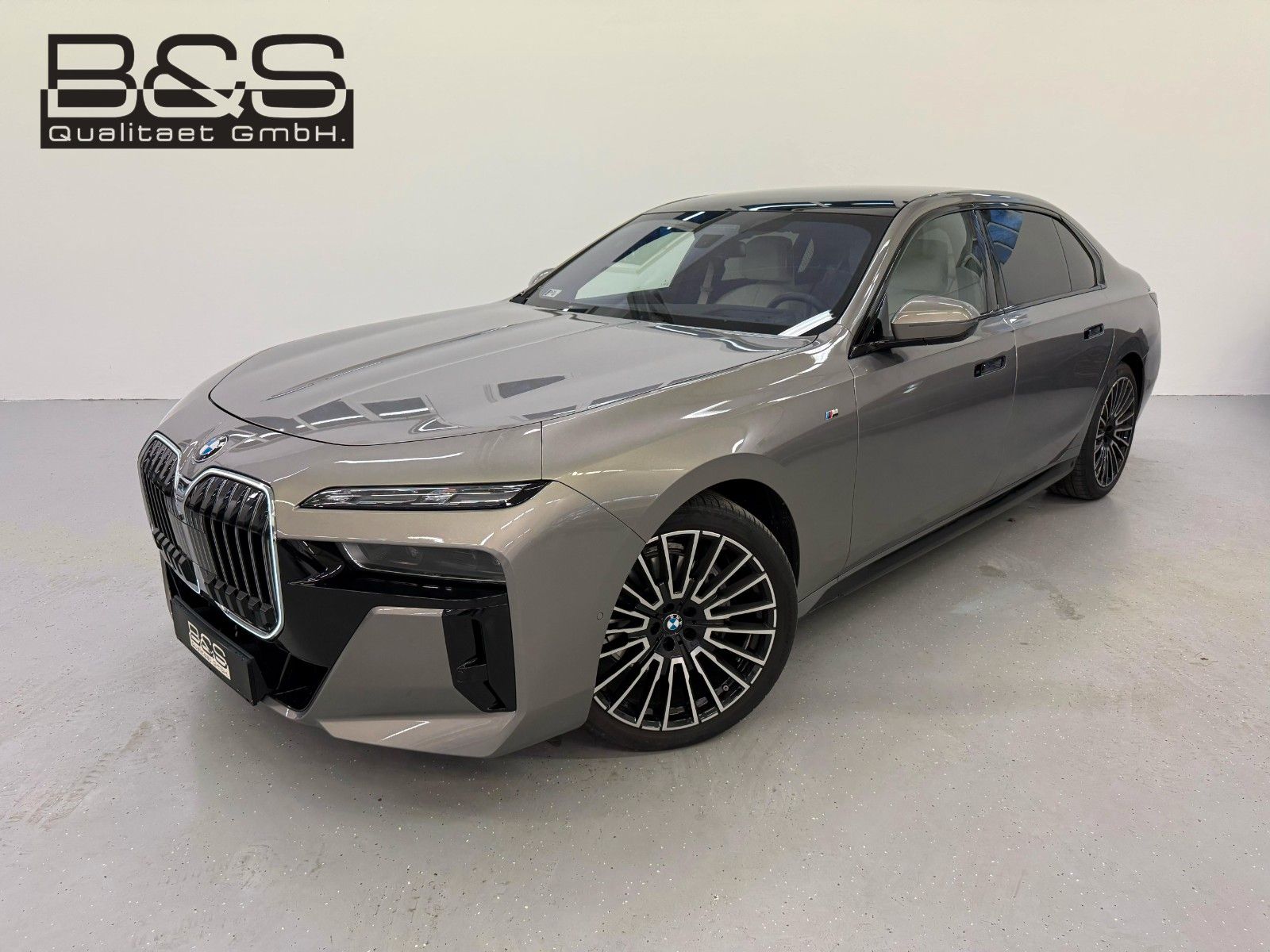 Fahrzeugabbildung BMW 740d xDrive MSport ACC,HUD,SKYL,B&W,TV,LUFT,Usw