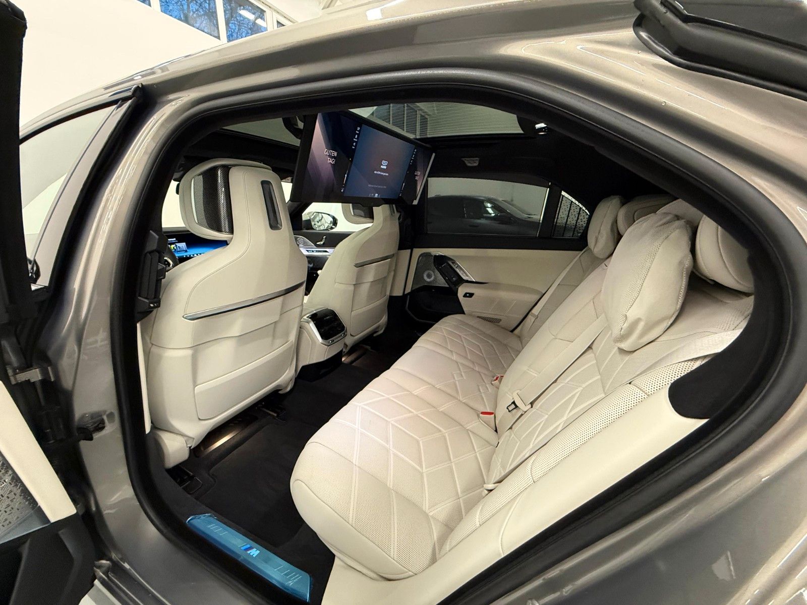 Fahrzeugabbildung BMW 740d xDrive MSport ACC,HUD,SKYL,B&W,TV,LUFT,Usw