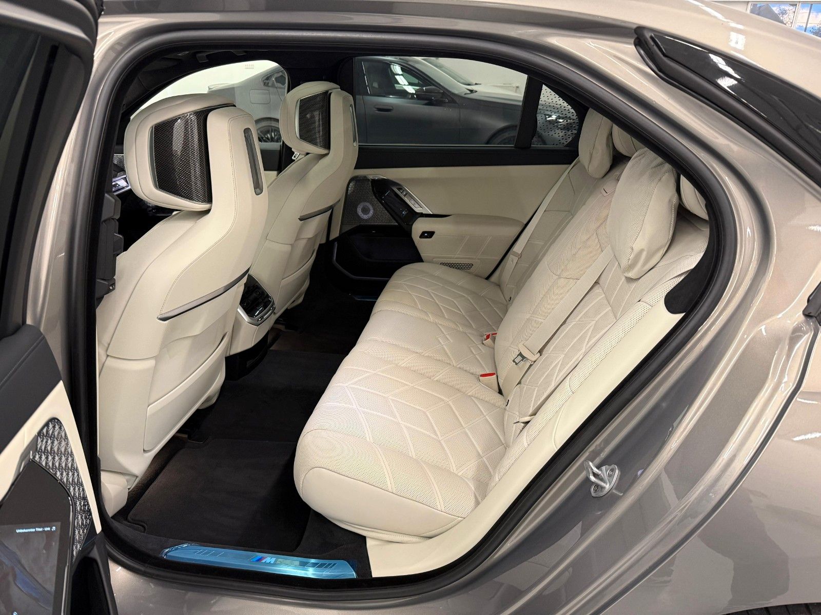 Fahrzeugabbildung BMW 740d xDrive MSport ACC,HUD,SKYL,B&W,TV,LUFT,Usw