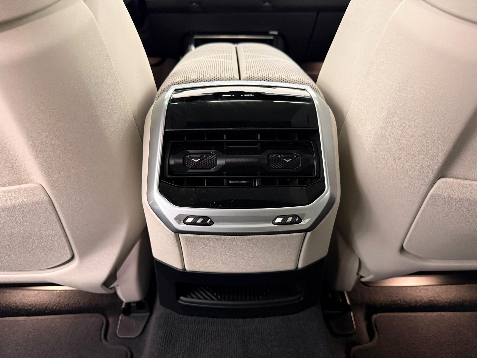 Fahrzeugabbildung BMW 740d xDrive MSport ACC,HUD,SKYL,B&W,TV,LUFT,Usw