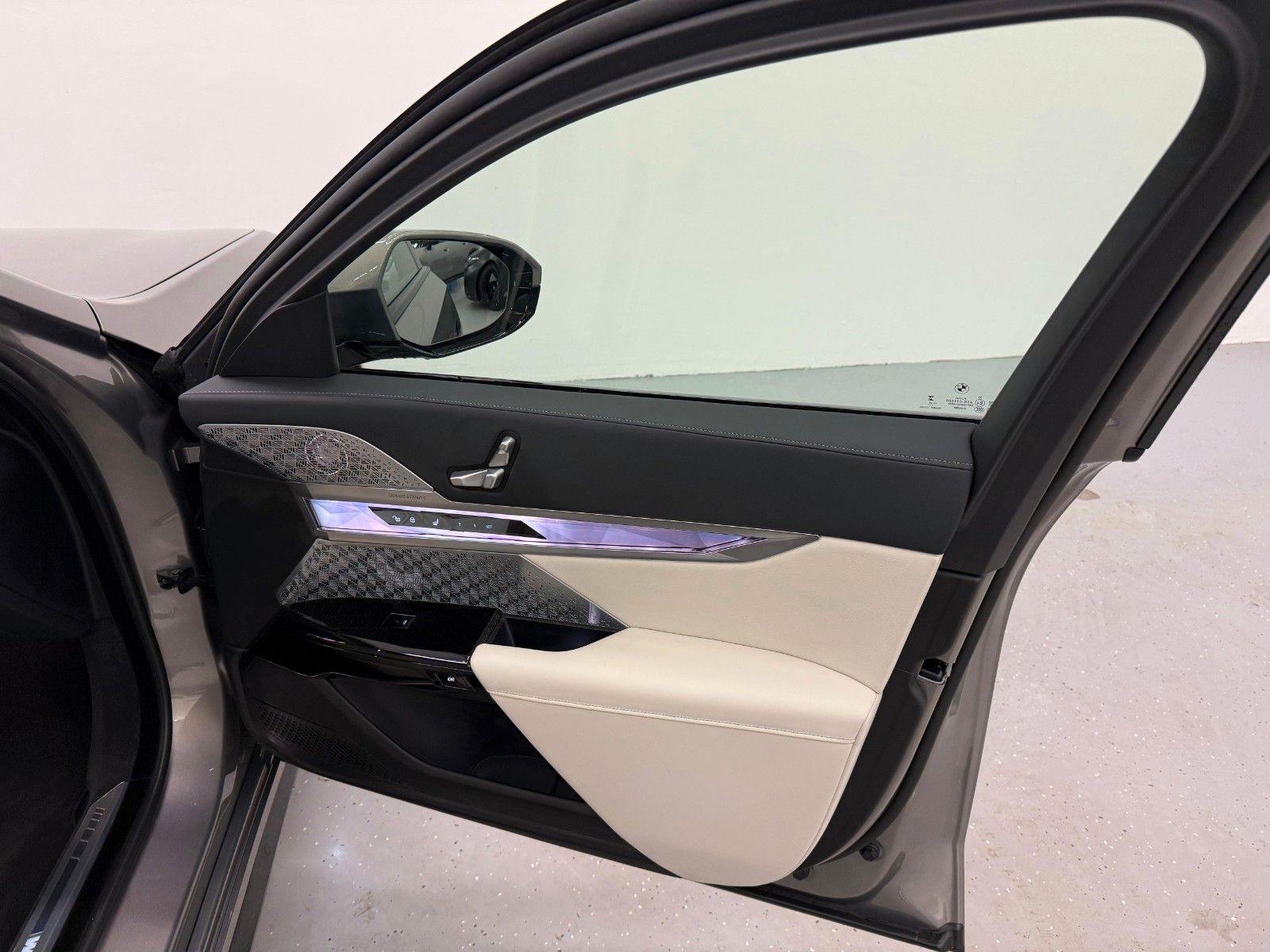 Fahrzeugabbildung BMW 740d xDrive MSport ACC,HUD,SKYL,B&W,TV,LUFT,Usw