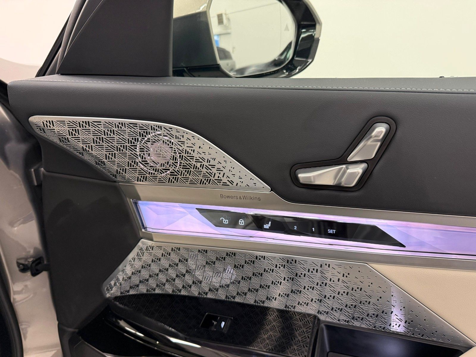 Fahrzeugabbildung BMW 740d xDrive MSport ACC,HUD,SKYL,B&W,TV,LUFT,Usw