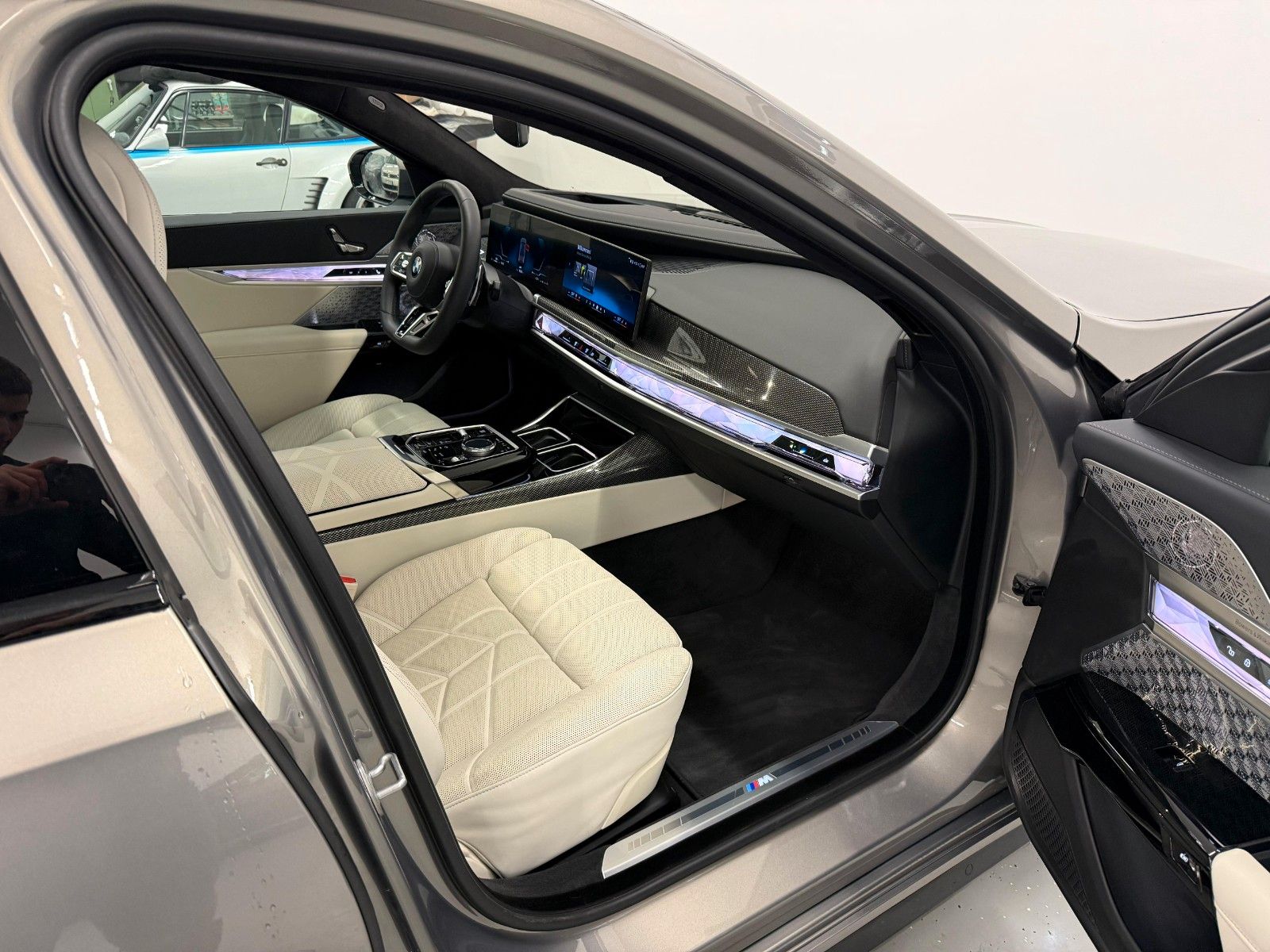 Fahrzeugabbildung BMW 740d xDrive MSport ACC,HUD,SKYL,B&W,TV,LUFT,Usw