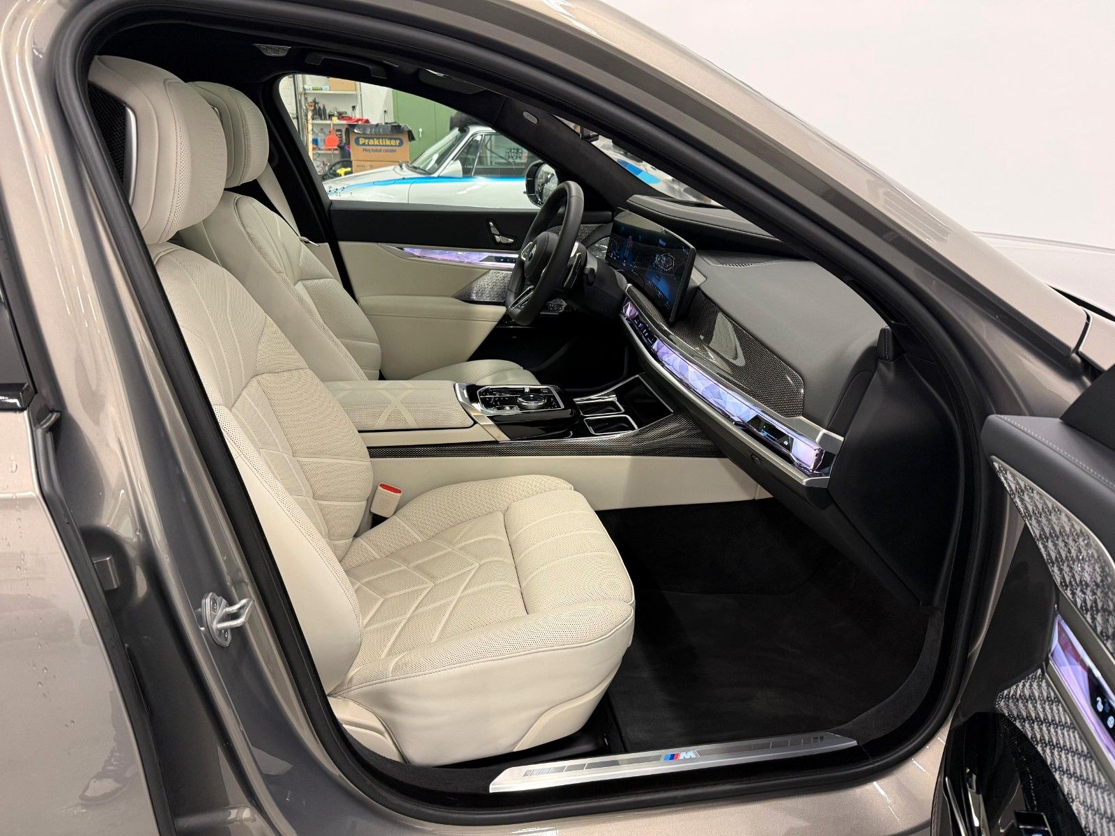 Fahrzeugabbildung BMW 740d xDrive MSport ACC,HUD,SKYL,B&W,TV,LUFT,Usw