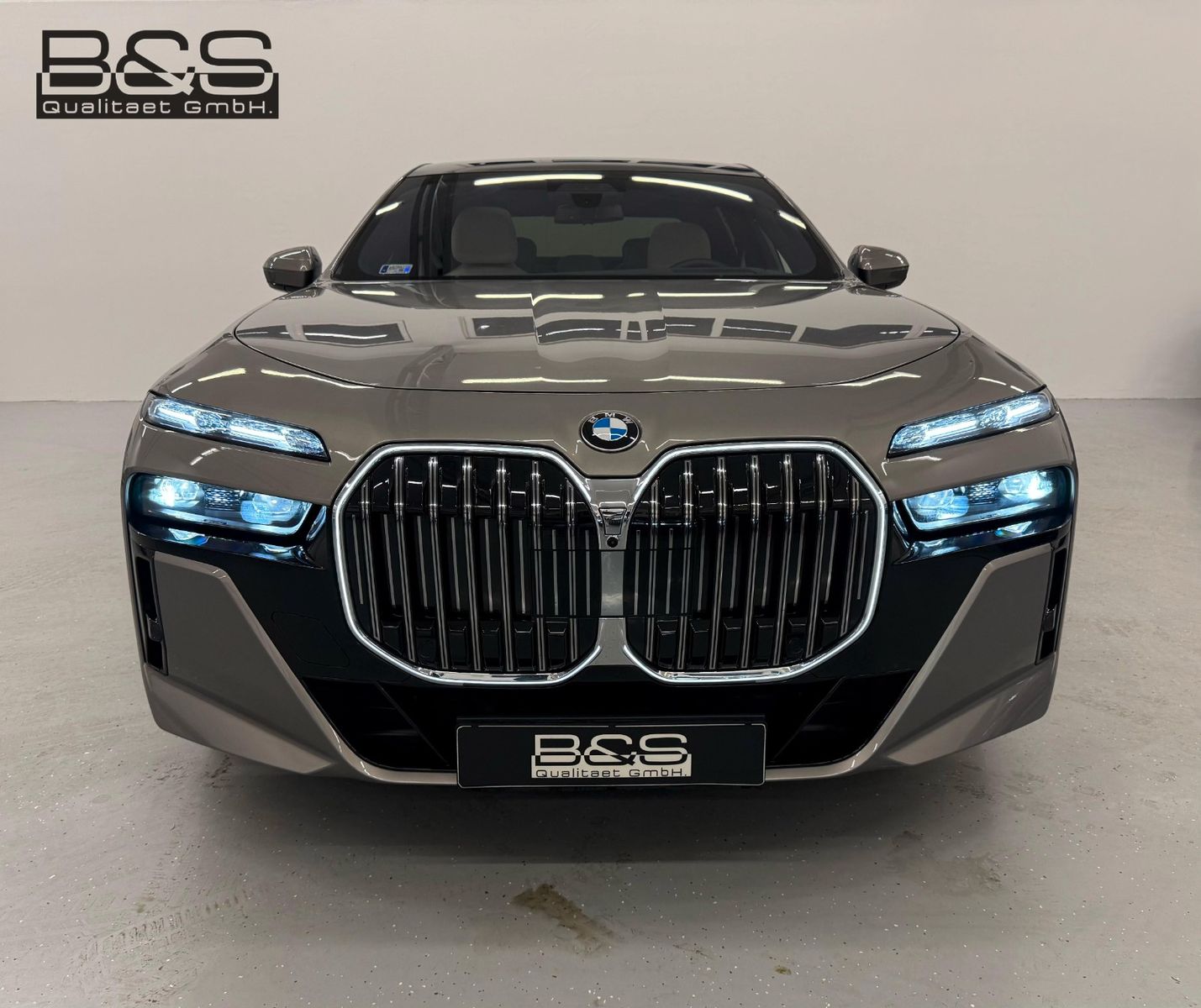 Fahrzeugabbildung BMW 740d xDrive MSport ACC,HUD,SKYL,B&W,TV,LUFT,Usw