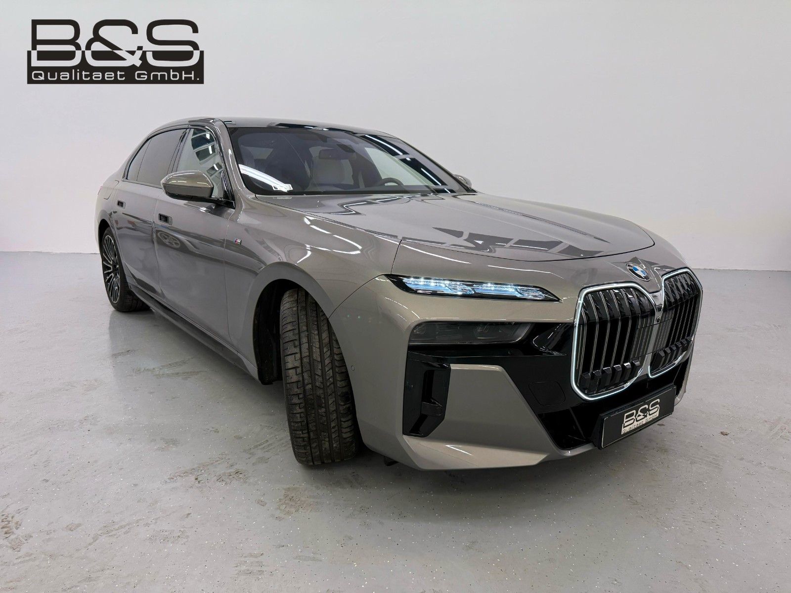 Fahrzeugabbildung BMW 740d xDrive MSport ACC,HUD,SKYL,B&W,TV,LUFT,Usw