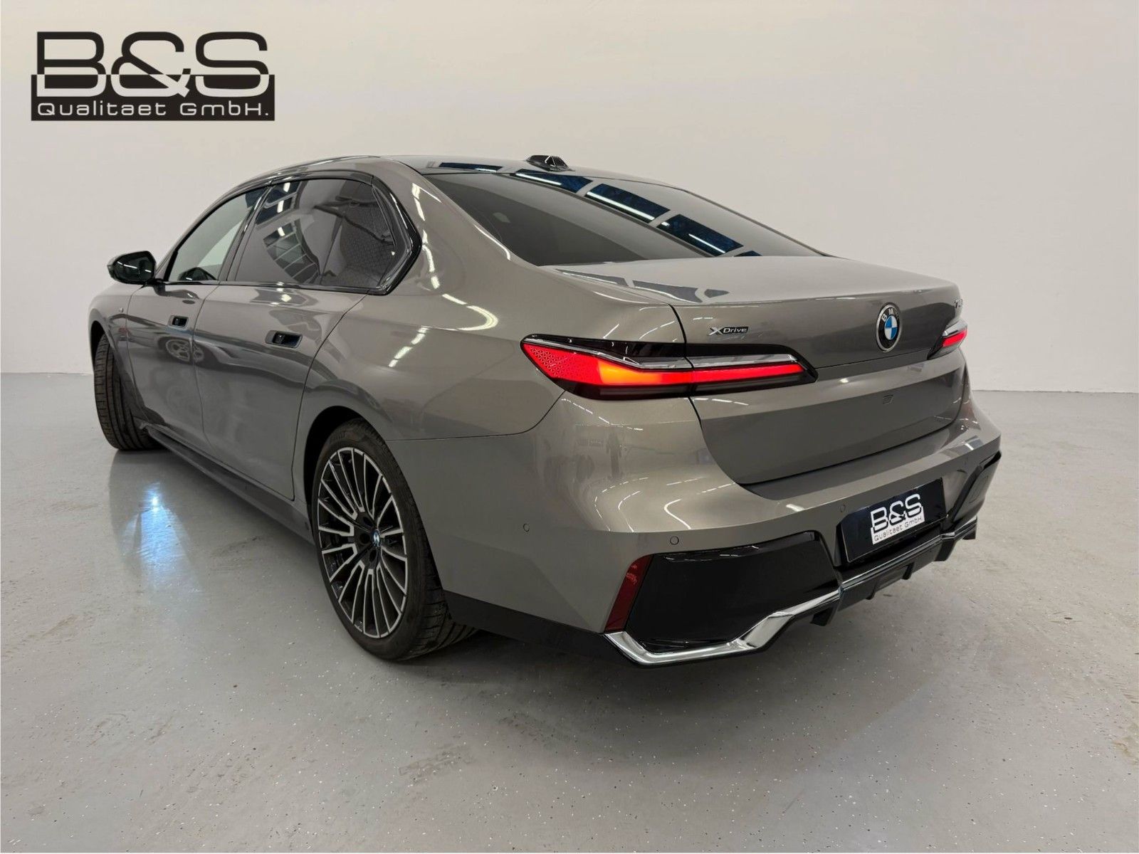 Fahrzeugabbildung BMW 740d xDrive MSport ACC,HUD,SKYL,B&W,TV,LUFT,Usw