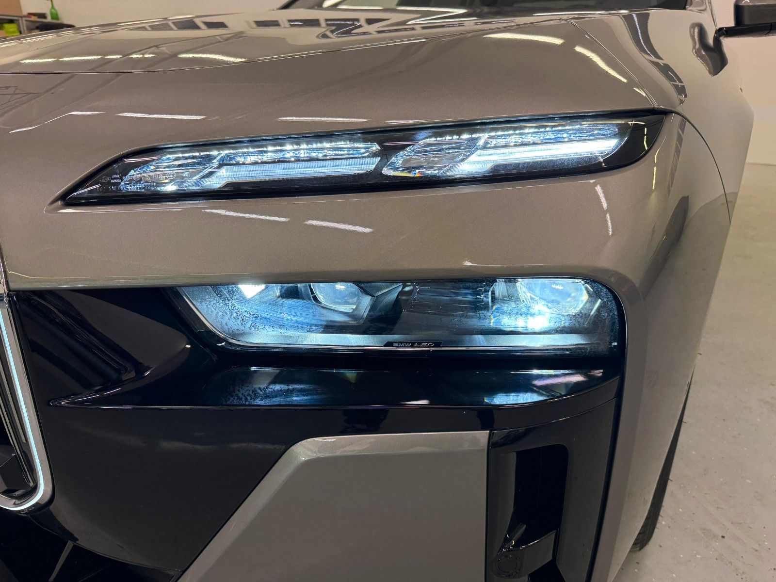 Fahrzeugabbildung BMW 740d xDrive MSport ACC,HUD,SKYL,B&W,TV,LUFT,Usw