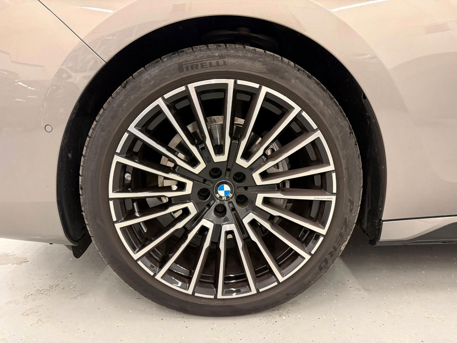 Fahrzeugabbildung BMW 740d xDrive MSport ACC,HUD,SKYL,B&W,TV,LUFT,Usw