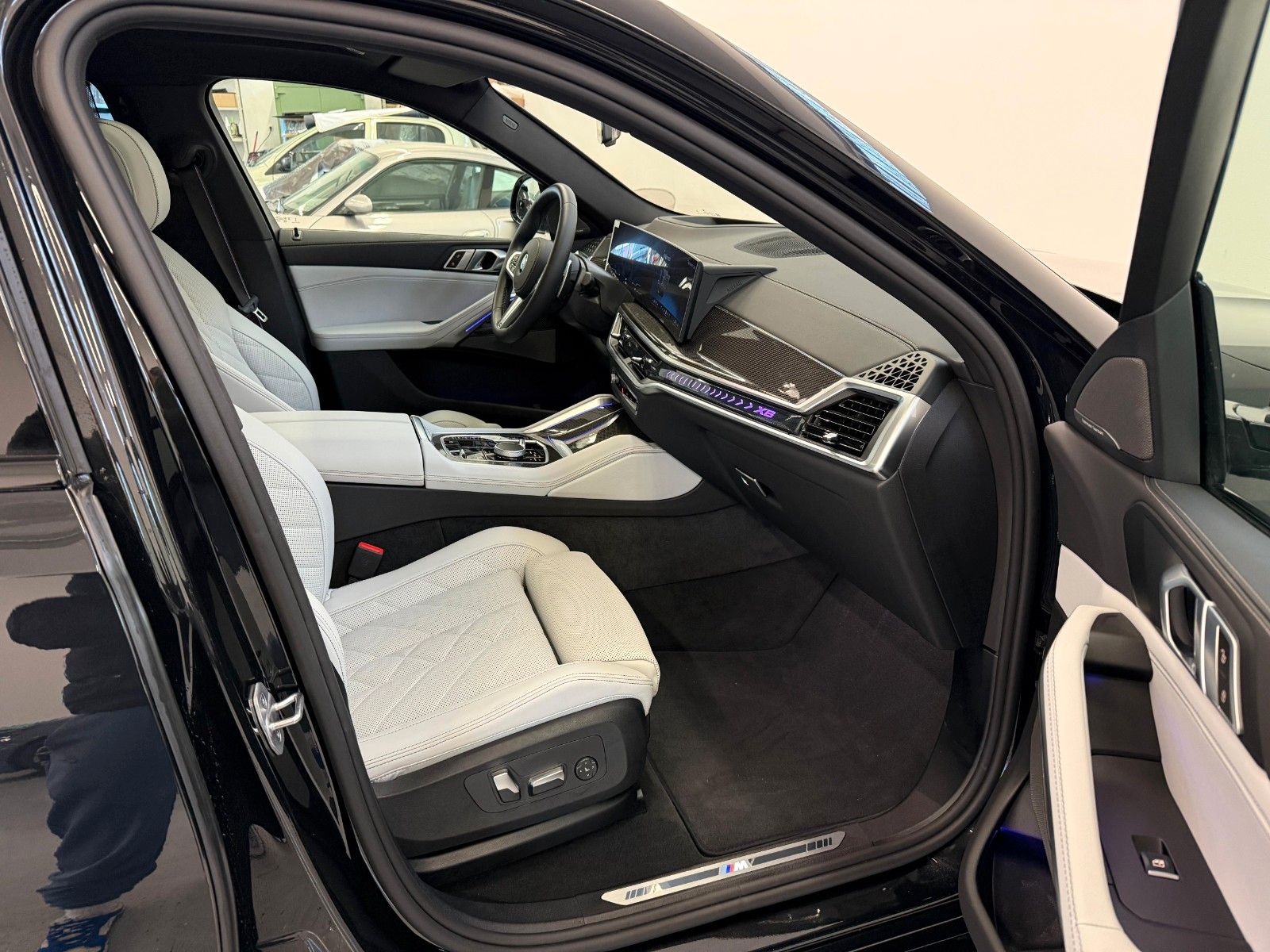 Fahrzeugabbildung BMW X6 30 d xDrive M Sport ACC,HUD,PANO,HARMAN,LUFT