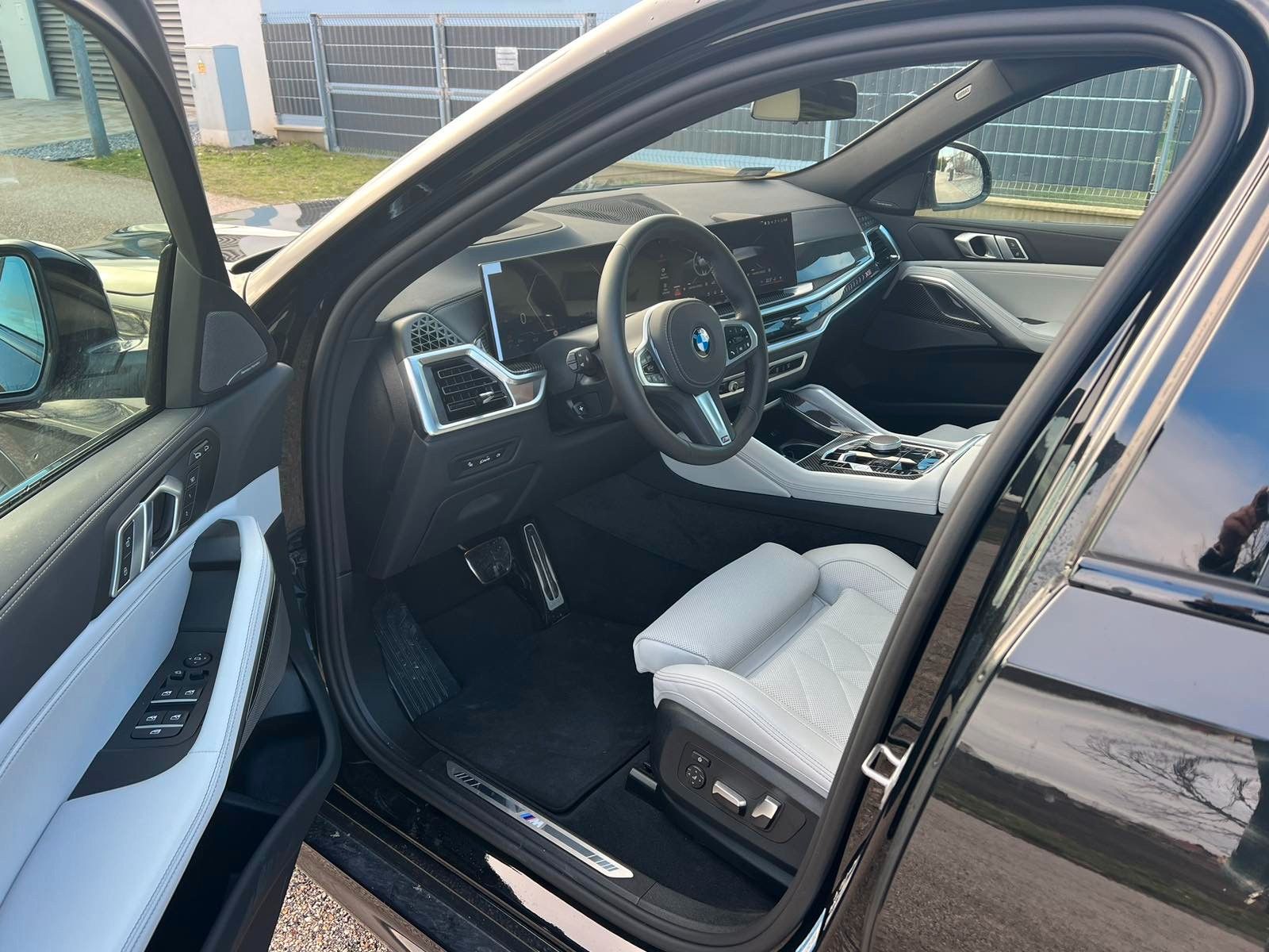 Fahrzeugabbildung BMW X6 30 d xDrive MSport ACC,HUD,PANO,HARMAN,LUFT..