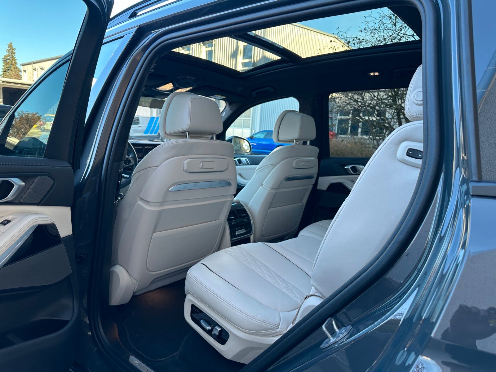 Fahrzeugabbildung BMW X7 xDrive 40d MSport ACC,HUD,PANO,HARMAN,LUFT...