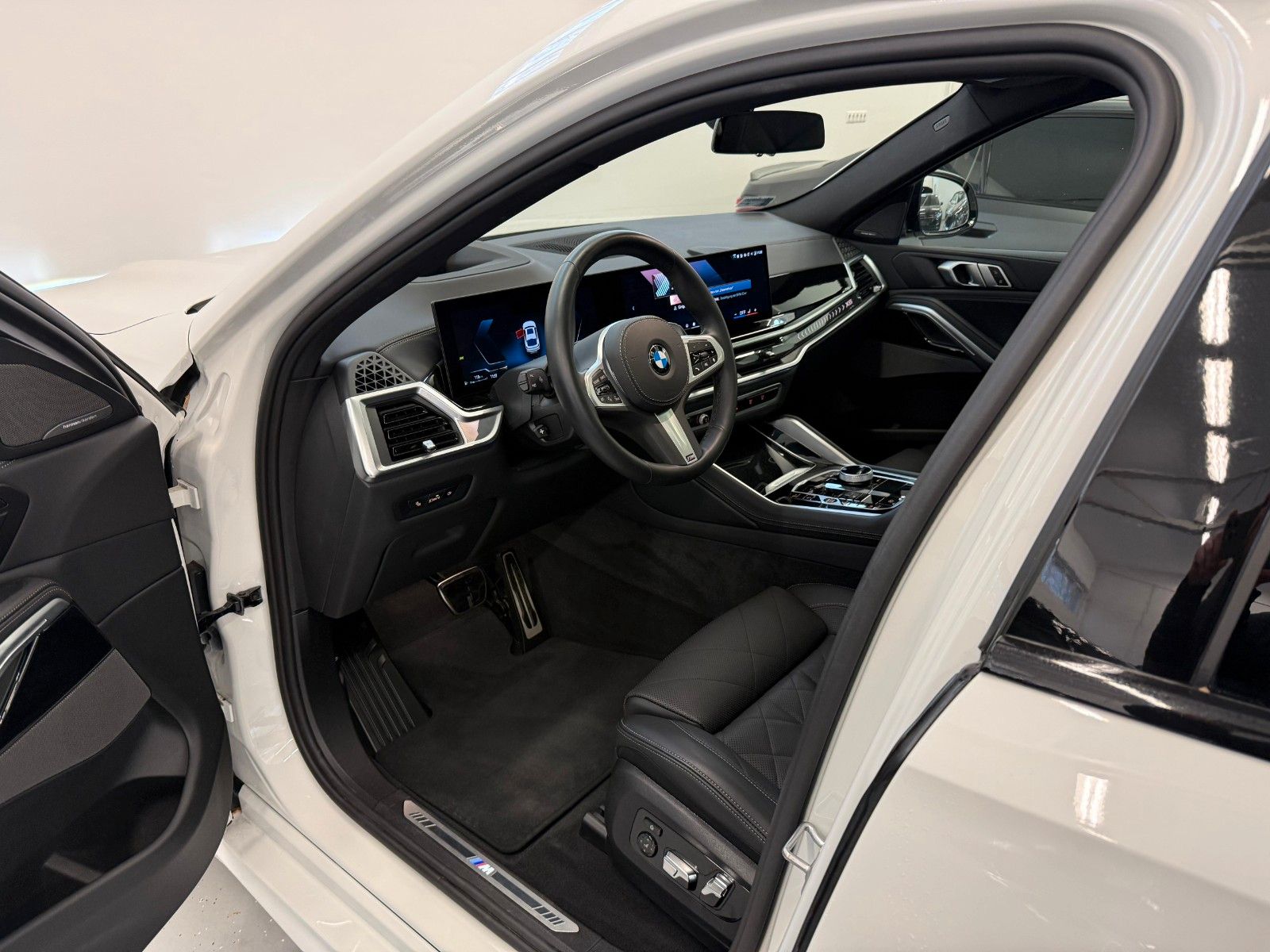 Fahrzeugabbildung BMW X6 30d xDrive MSport ACC,HUD,PANO,HARMAN,AHK