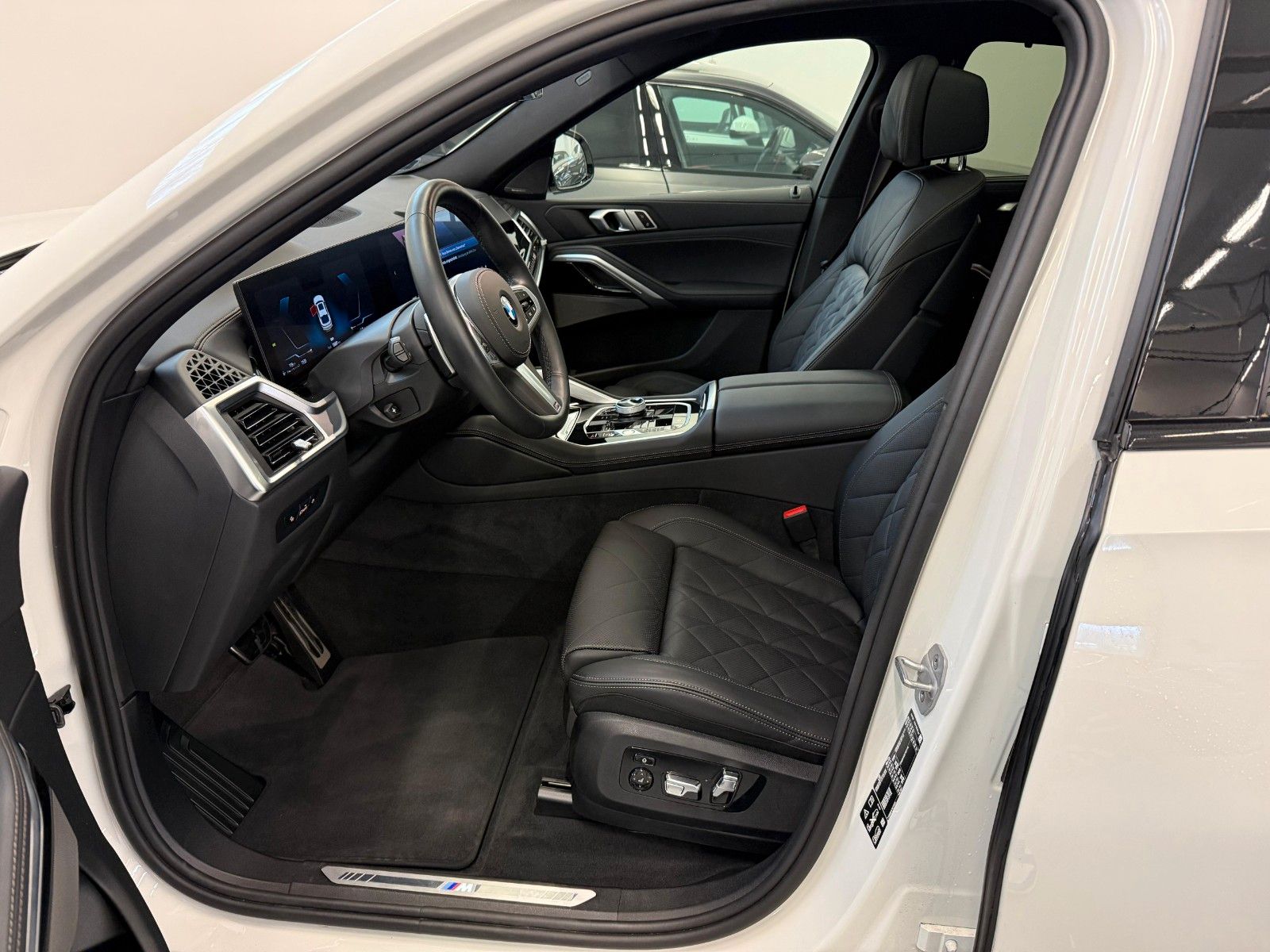 Fahrzeugabbildung BMW X6 30d xDrive MSport ACC,HUD,PANO,HARMAN,AHK