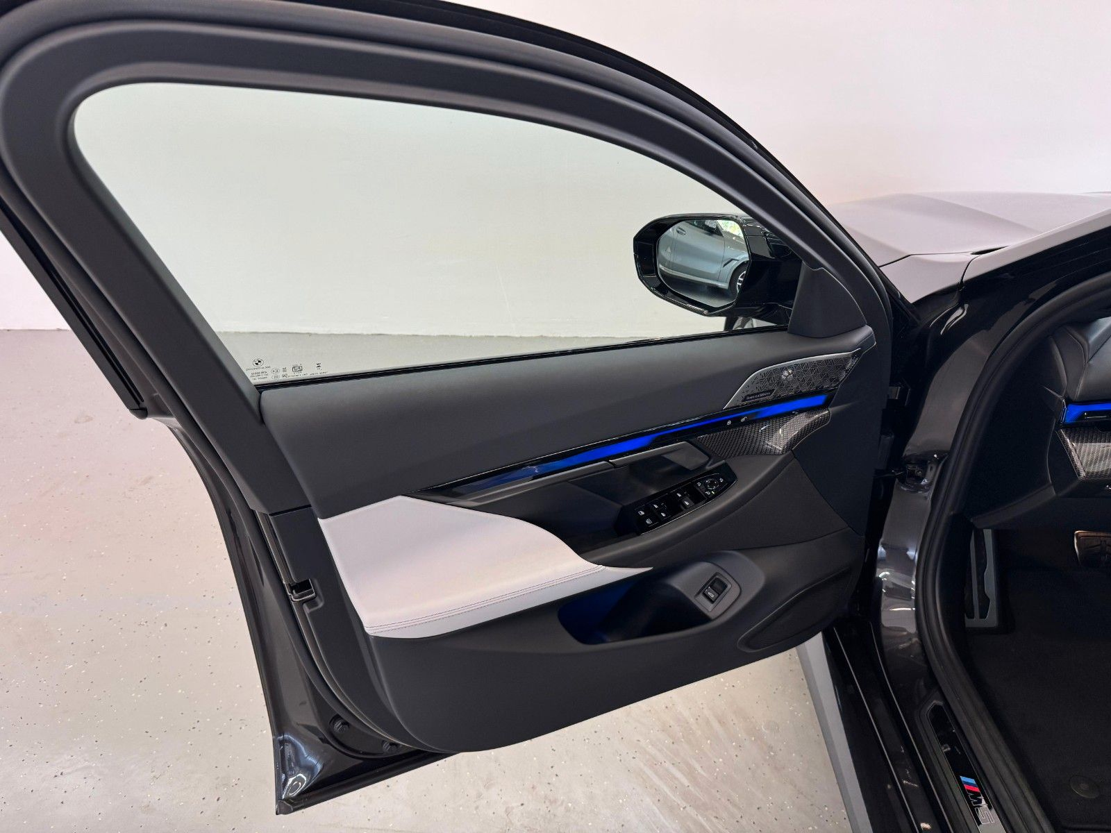 Fahrzeugabbildung BMW M5 Limousine Basis ACC,HUD,PANO,B&W,360,CARBON