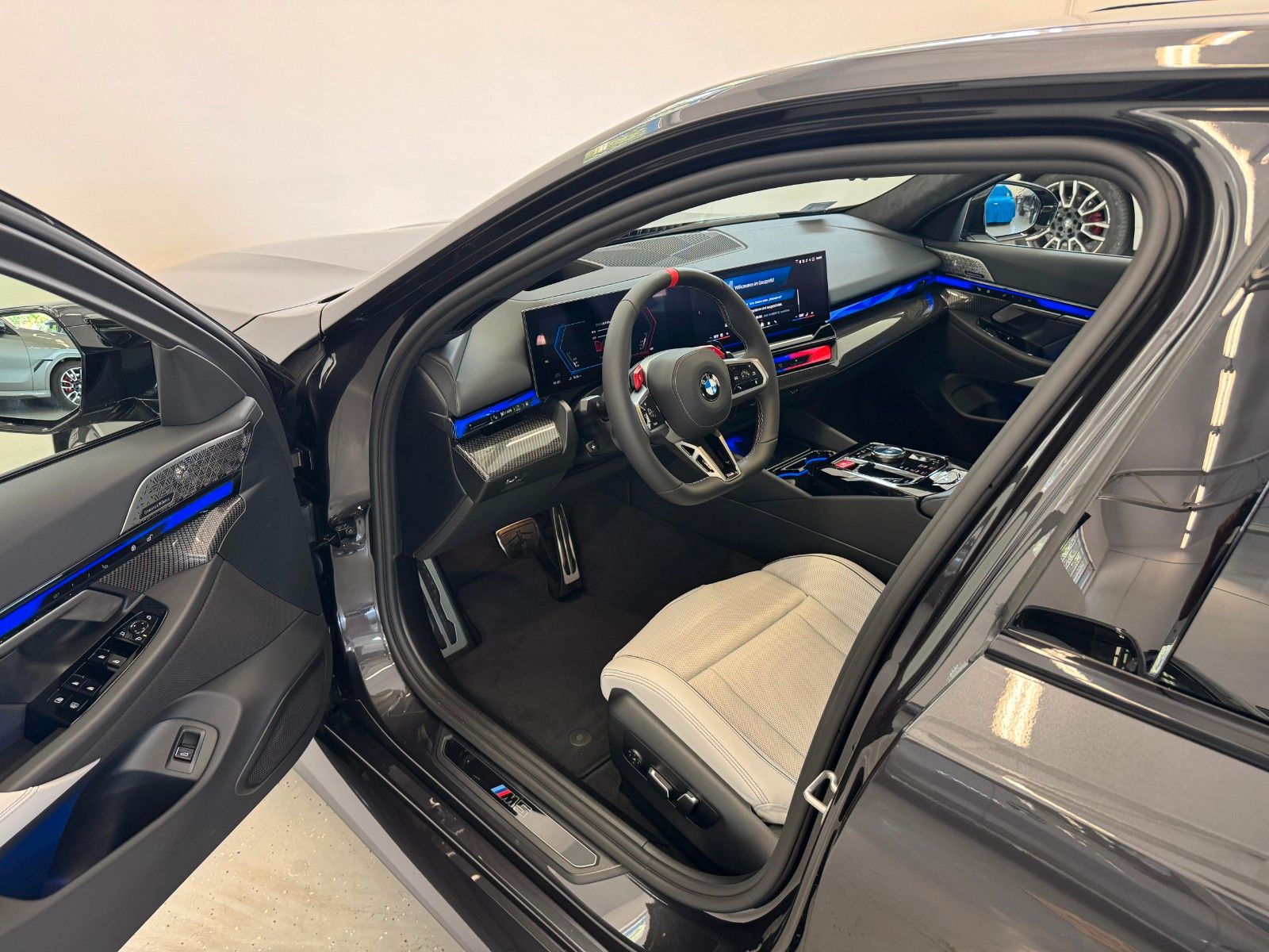 Fahrzeugabbildung BMW M5 Limousine Basis ACC,HUD,PANO,B&W,360,CARBON