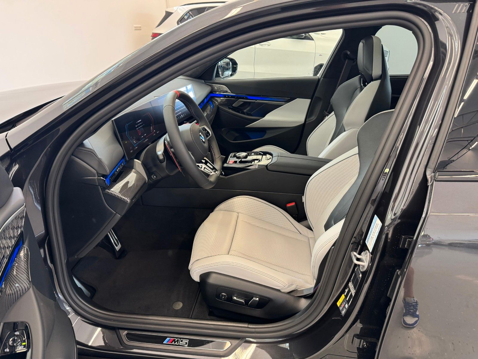 Fahrzeugabbildung BMW M5 Limousine Basis ACC,HUD,PANO,B&W,360,CARBON