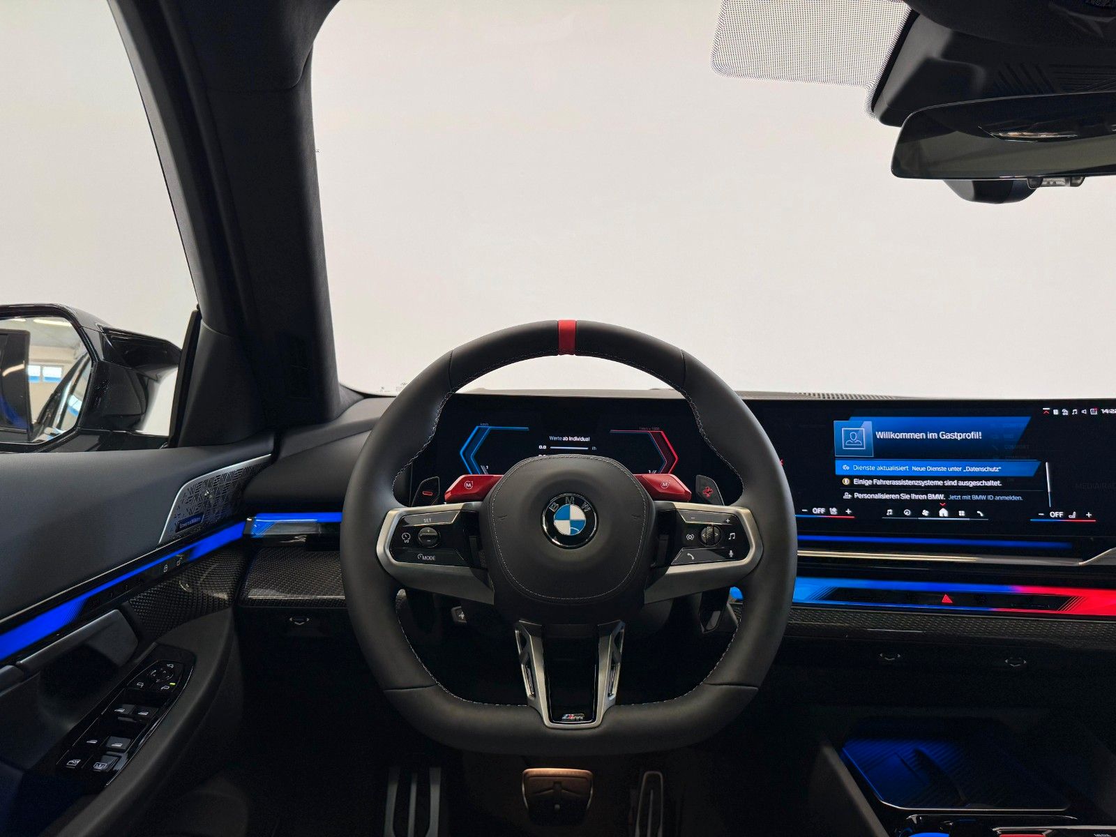 Fahrzeugabbildung BMW M5 Limousine Basis ACC,HUD,PANO,B&W,360,CARBON