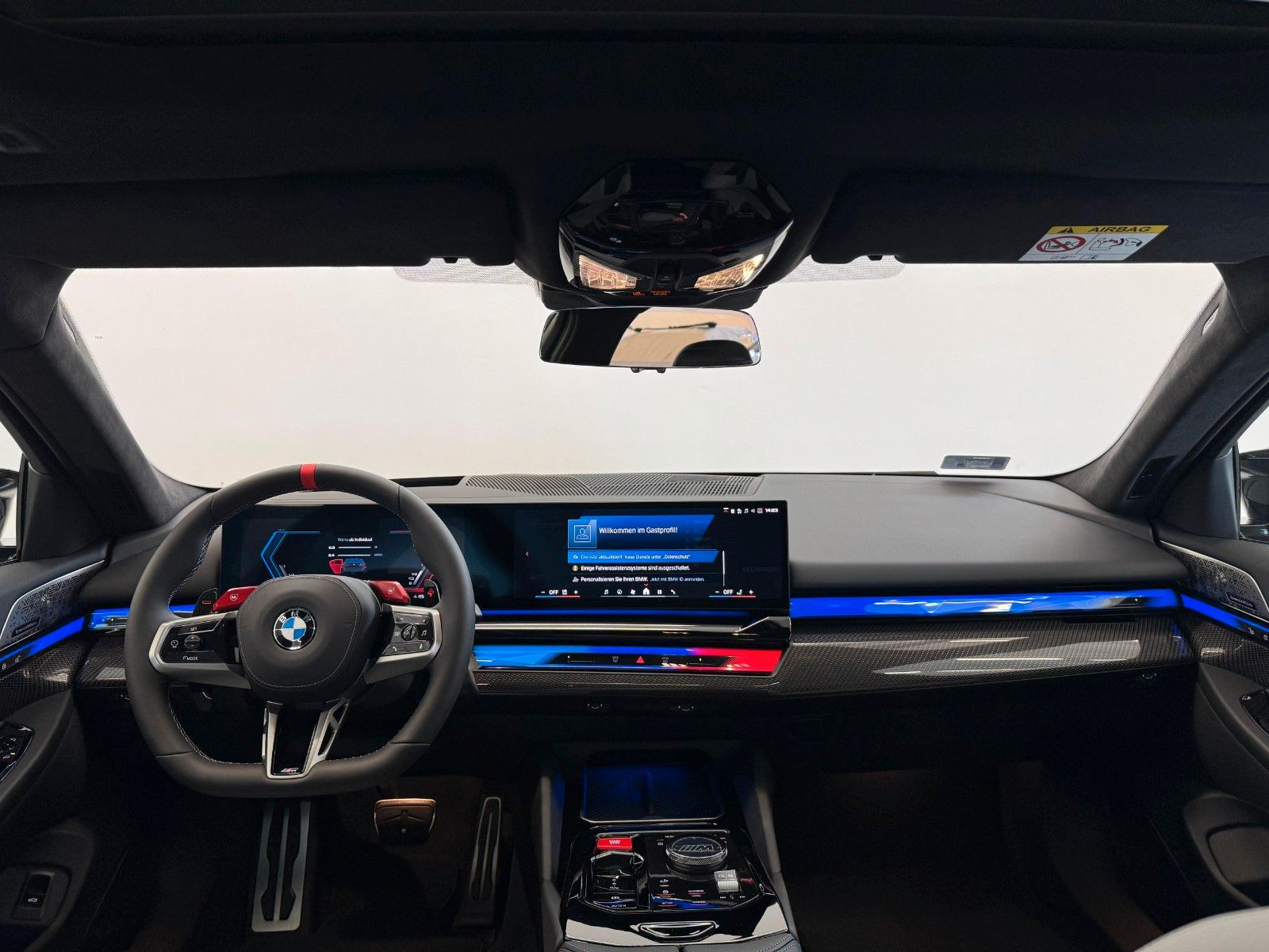 Fahrzeugabbildung BMW M5 Limousine Basis ACC,HUD,PANO,B&W,360,CARBON